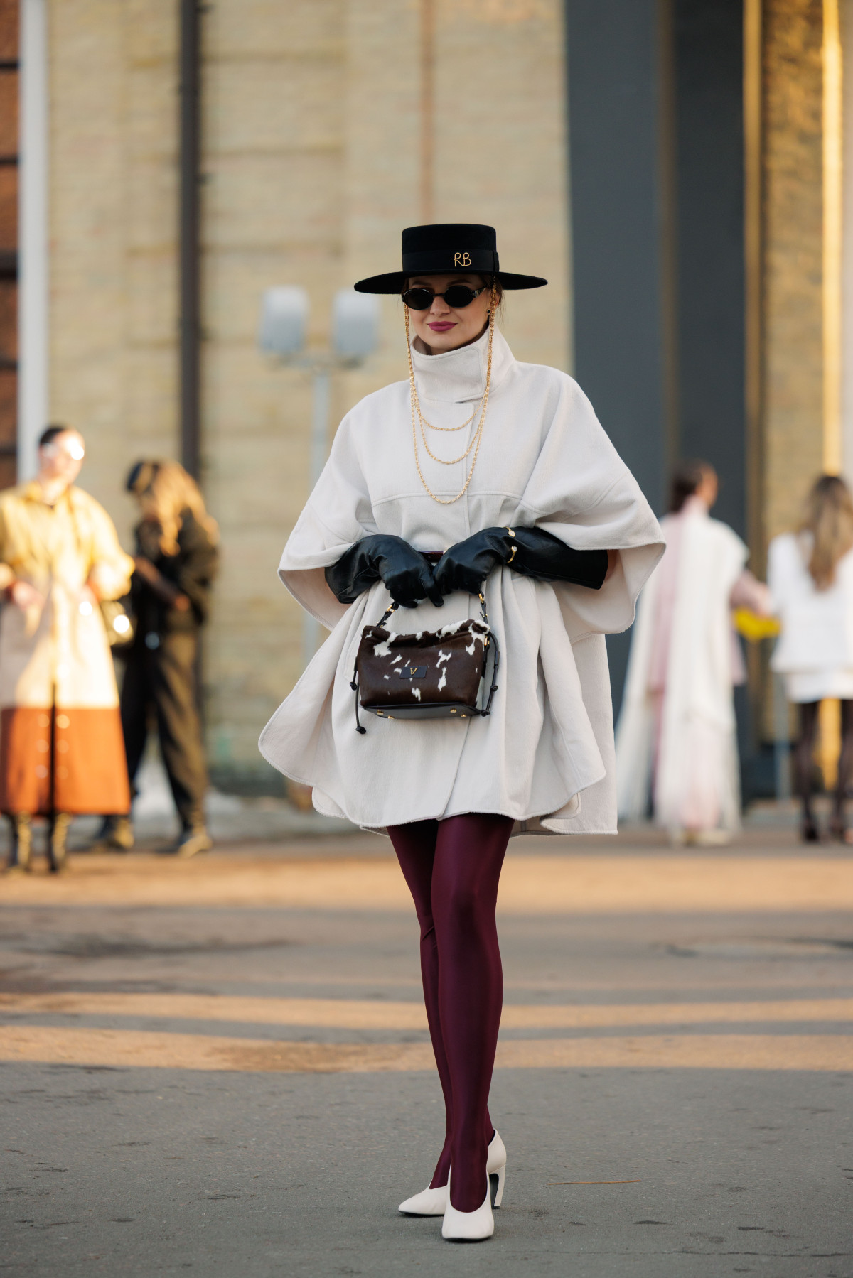 Вулична мода: образи від відвідувачів другого дня Ukrainian Fashion Week, осінь-зима 2026/2027
39