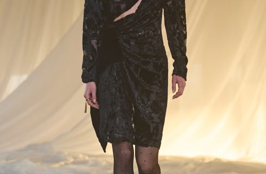 Дуа Ліпа одягла три дизайнерські образи за один вечір, щоб відсвяткувати своє нове призначення амбасадоркою