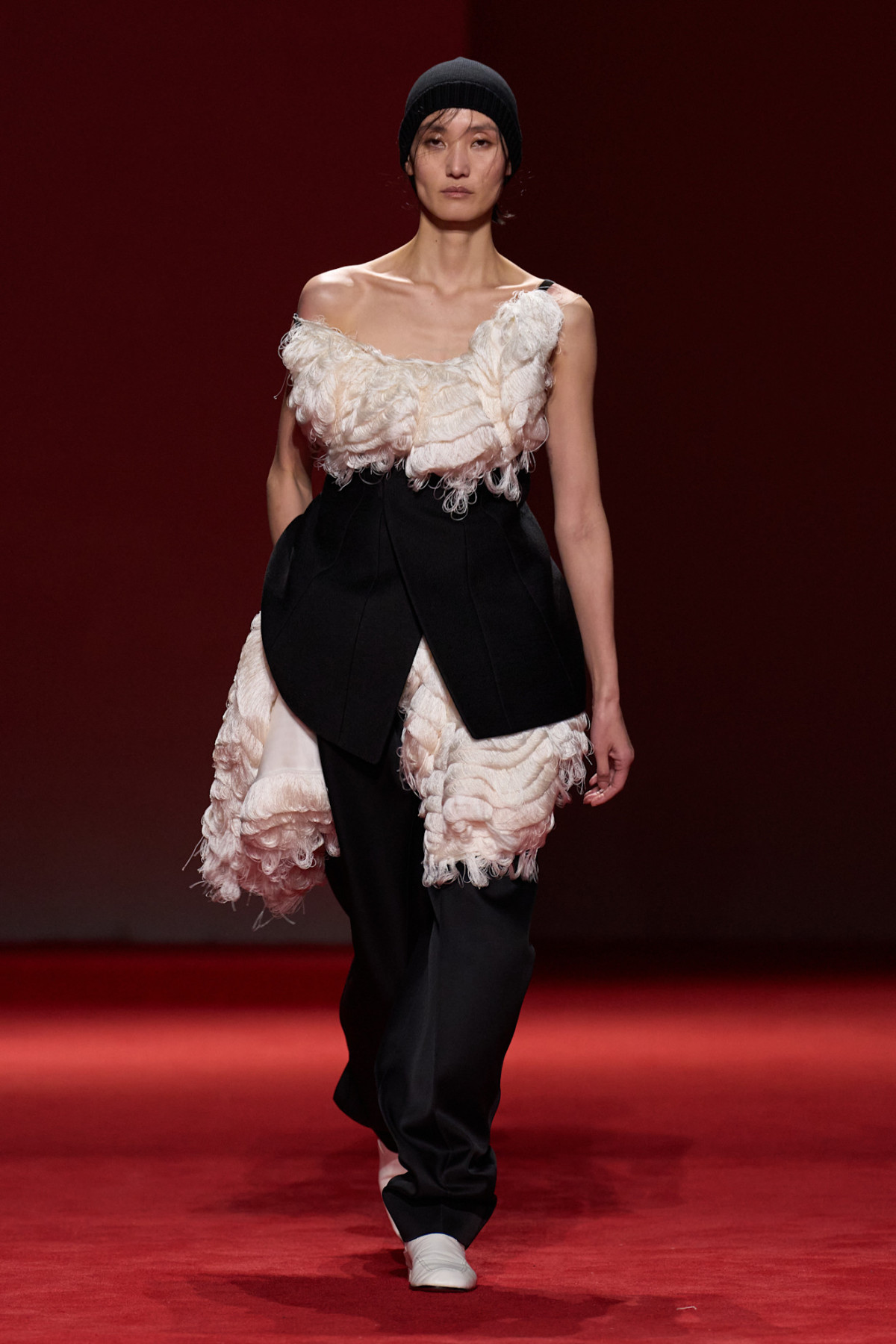 Округлені силуети та блискучі хутра: ключові тренди з показу Bottega Veneta
18