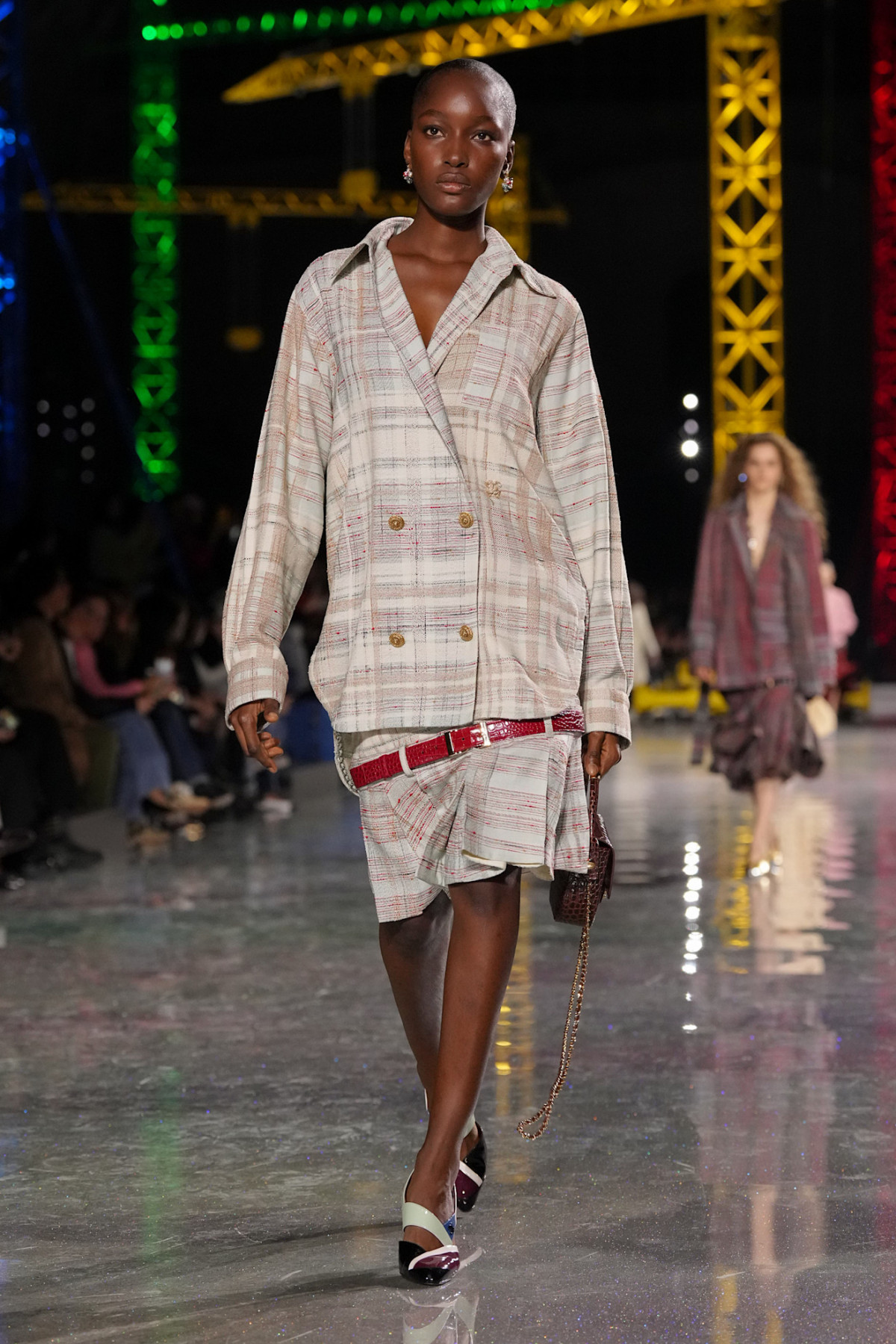 Блазі шокував публіку супернизькою посадкою штанів на показі Chanel, опустивши пояс нижче стегон.
8