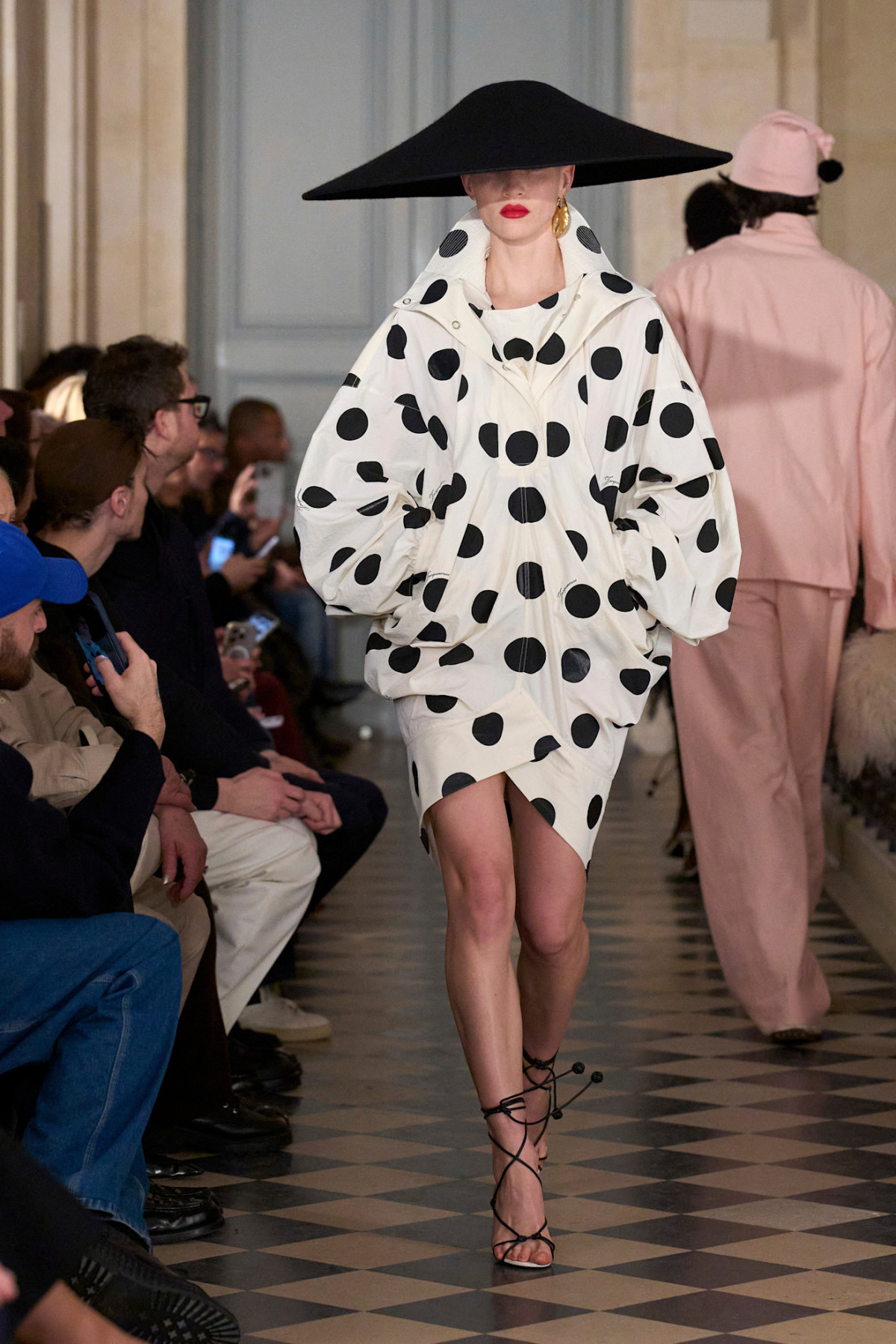 Jacquemus: кокетливий кітч, висока мода та зачіски-“пальми” в стилі 80-х