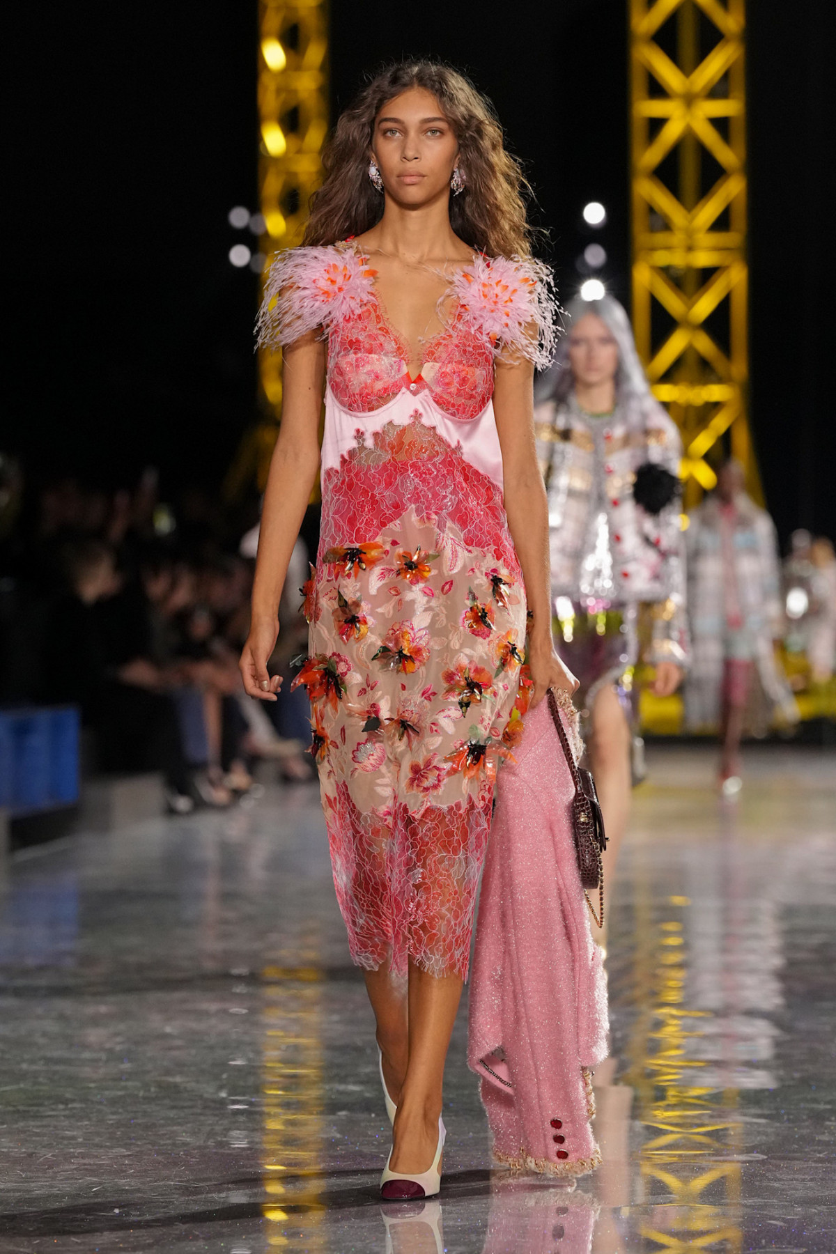 Блазі шокував публіку супернизькою посадкою штанів на показі Chanel, опустивши пояс нижче стегон.
14