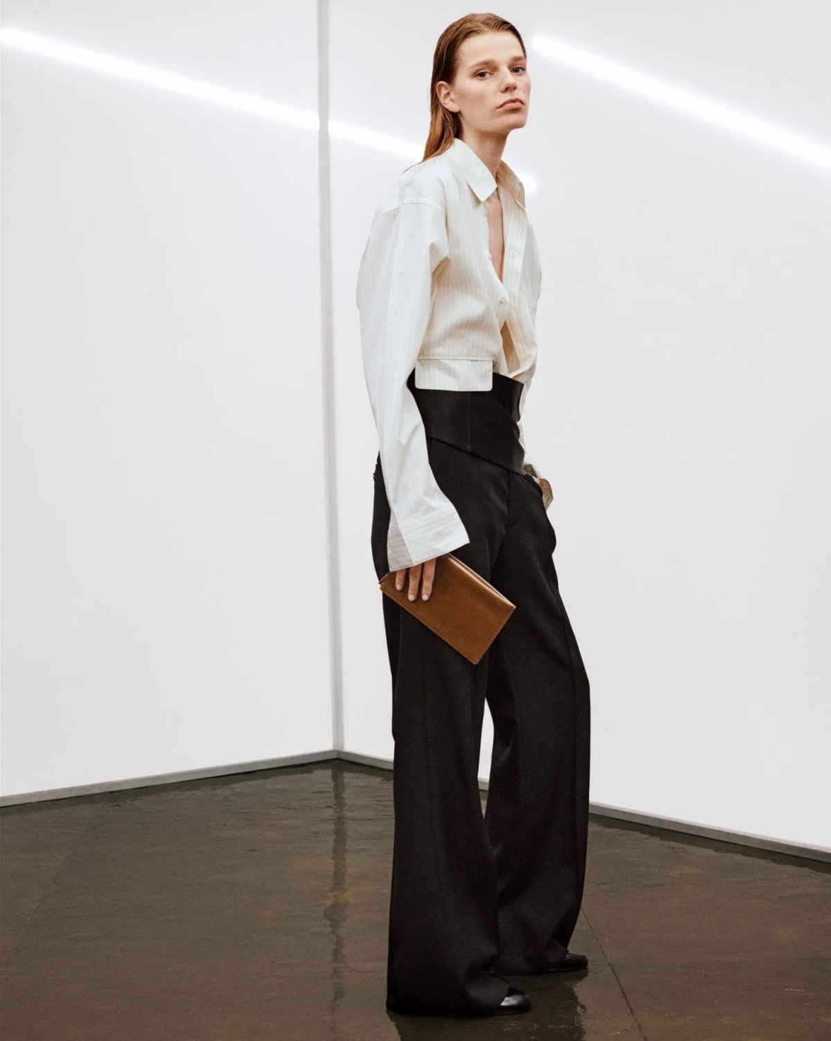 Фібі Файло: тріумфальне повернення мінімалізму в новій лінійці E
1