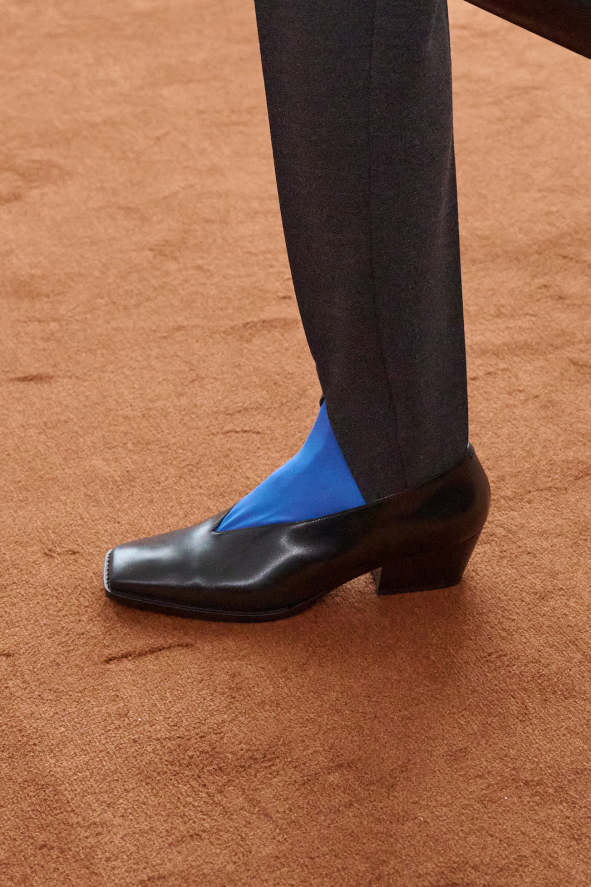 Легінси з вирізами: дискусійний ретро-тренд відродився на показах
14