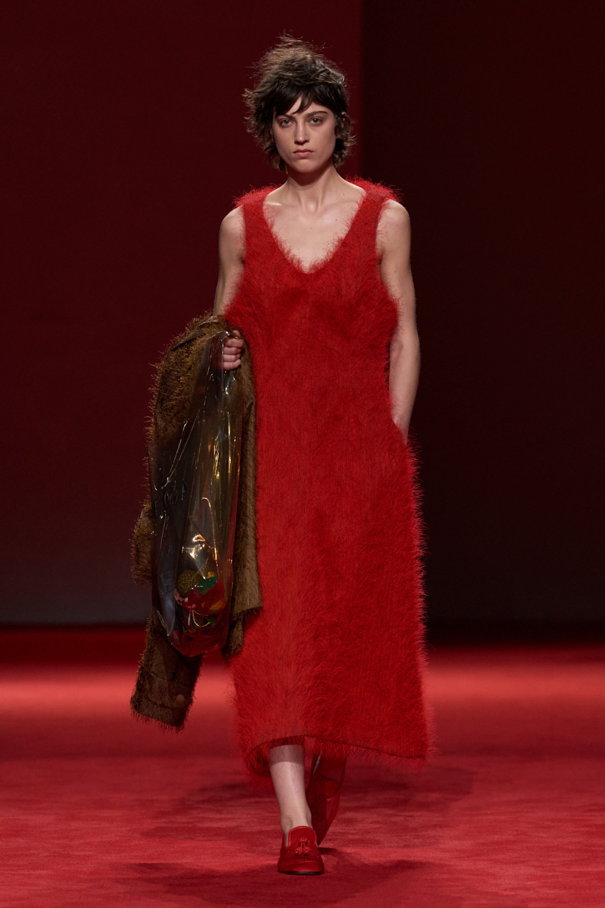 Округлені силуети та блискучі хутра: ключові тренди з показу Bottega Veneta
20