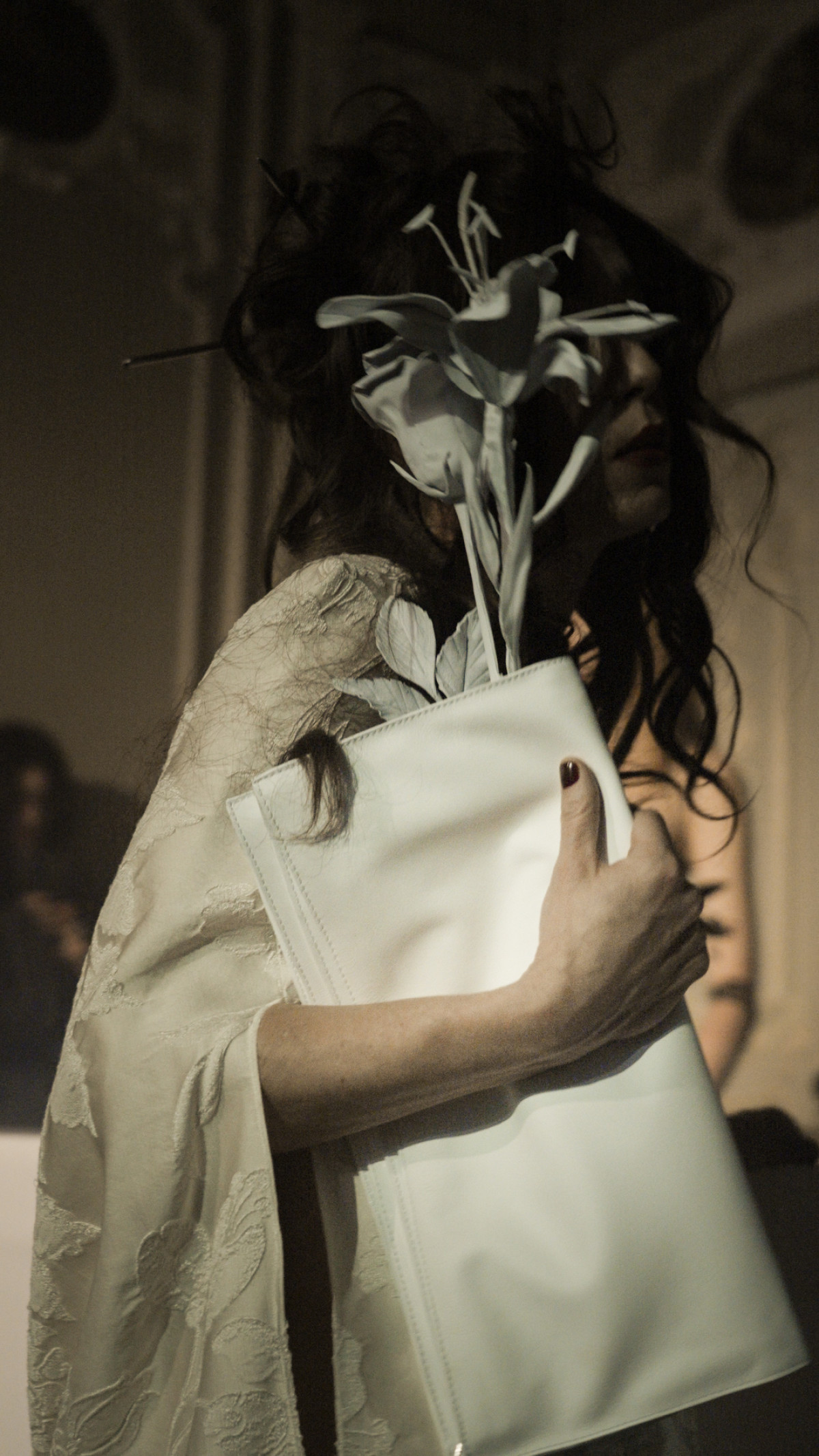 Крижані квіти: репортаж із театральної вистави OMELIA на Тижні моди в Україні
6