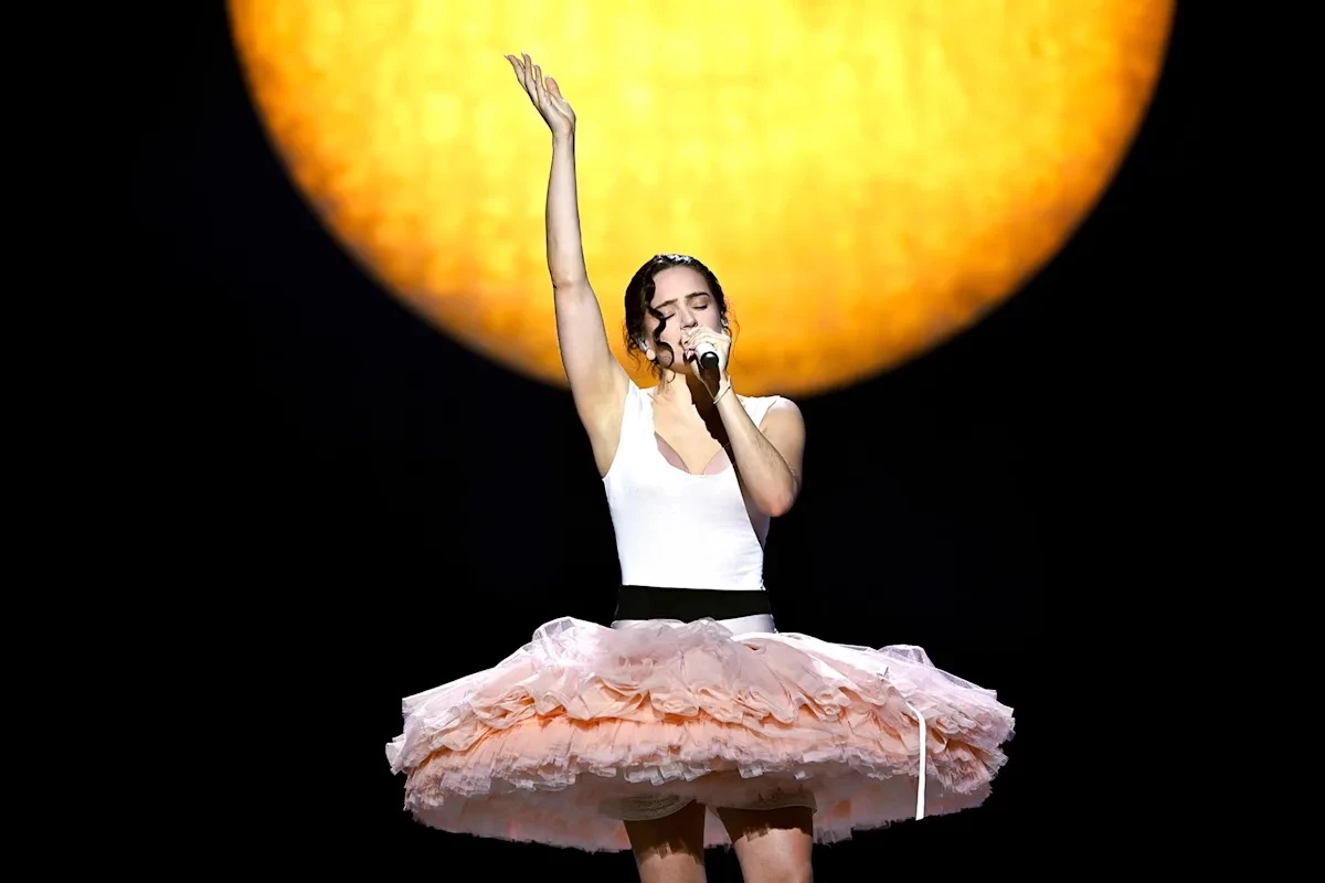 Вбрання Розалії, що наробили галасу: найбільш вражаючі луки з її глобального турне LUX
1