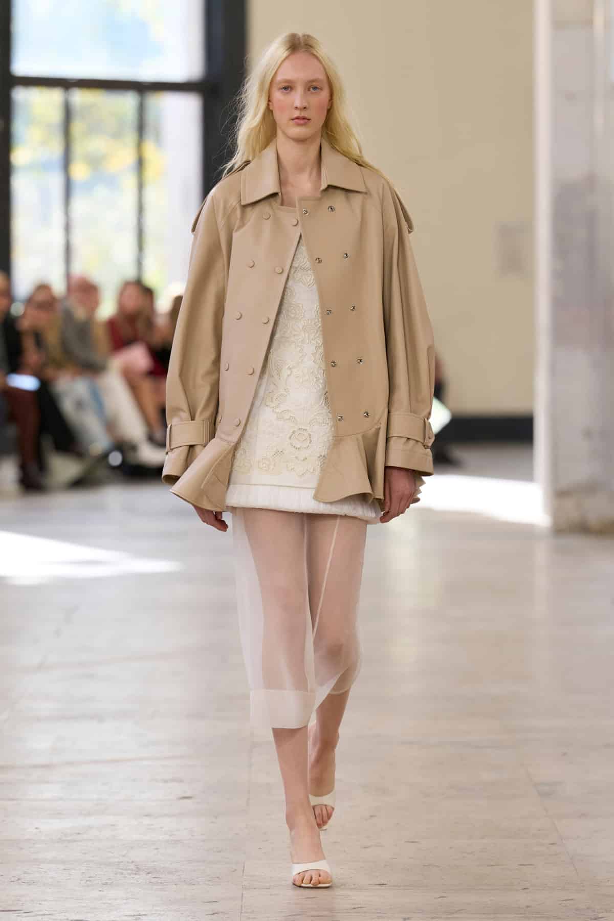 Укорочений плащ: вибір №1 для весняного гардеробу, 20 стильних варіантів.
11