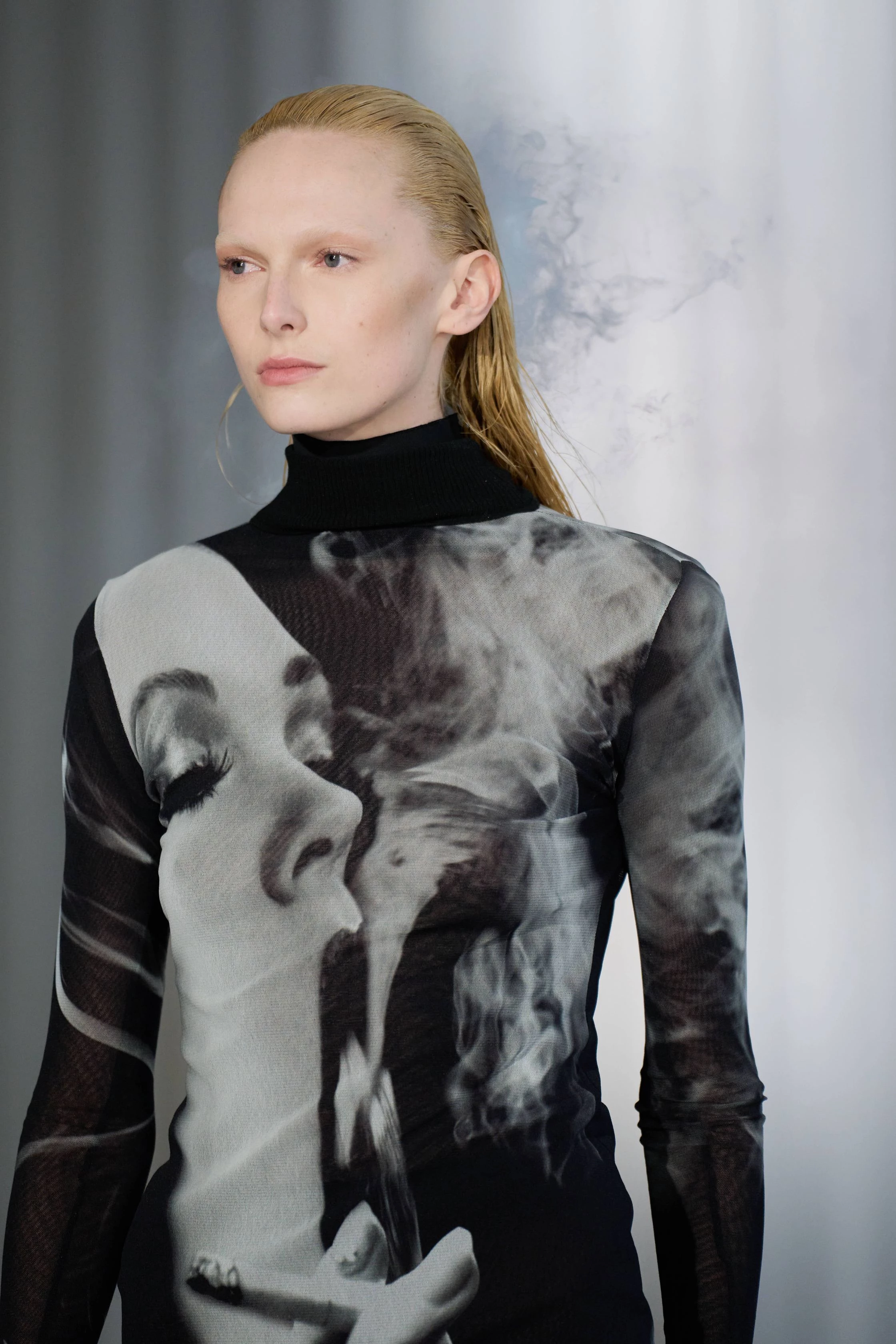 Гості показу Jean Paul Gaultier побачили модель із задимленою зачіскою.
2