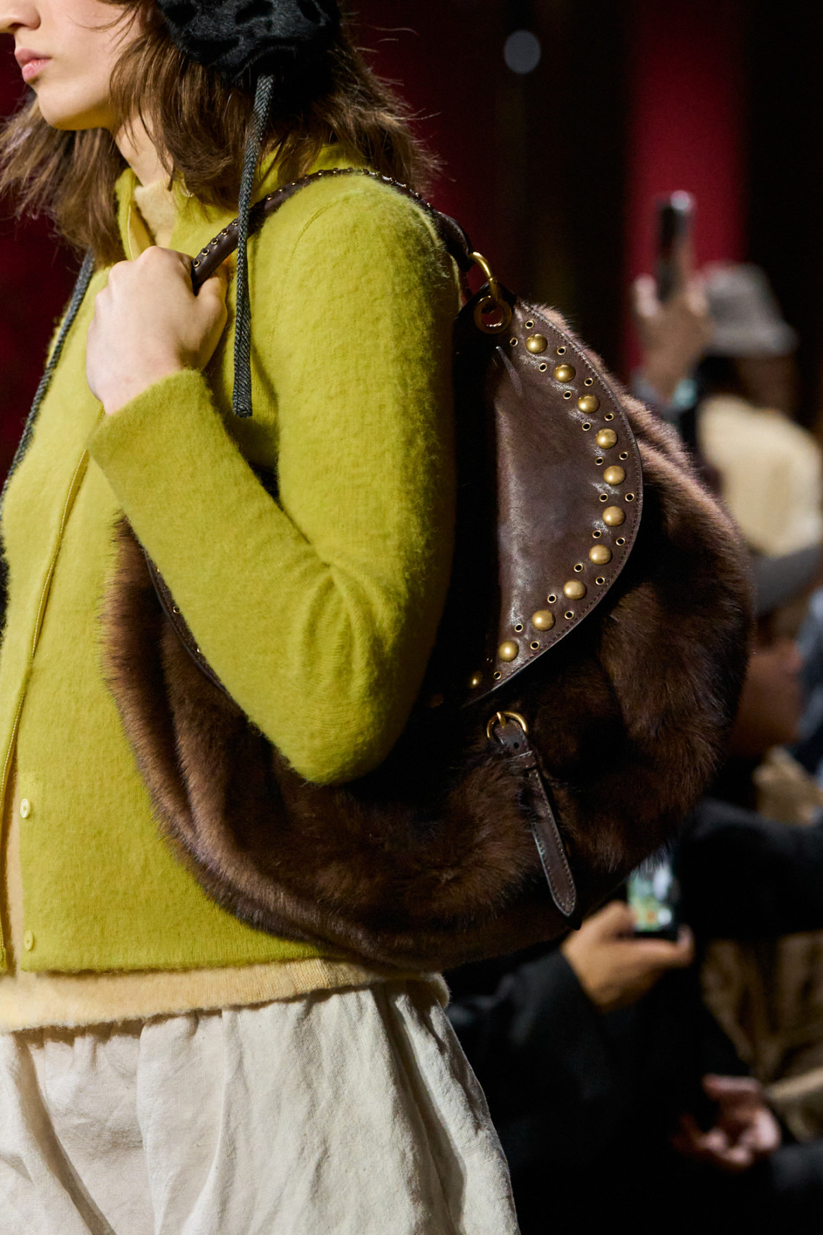 Джуліанна Мур здивувала всіх, дефілюючи на показі Miu Miu.
20