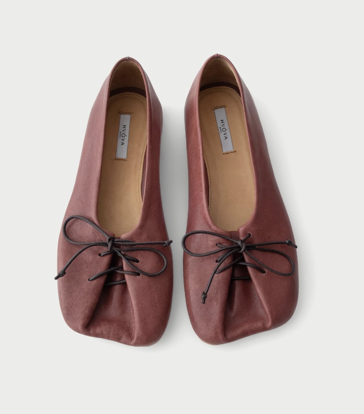 Ключові тенденції взуття: кросівки та черевики на шнурках.
21