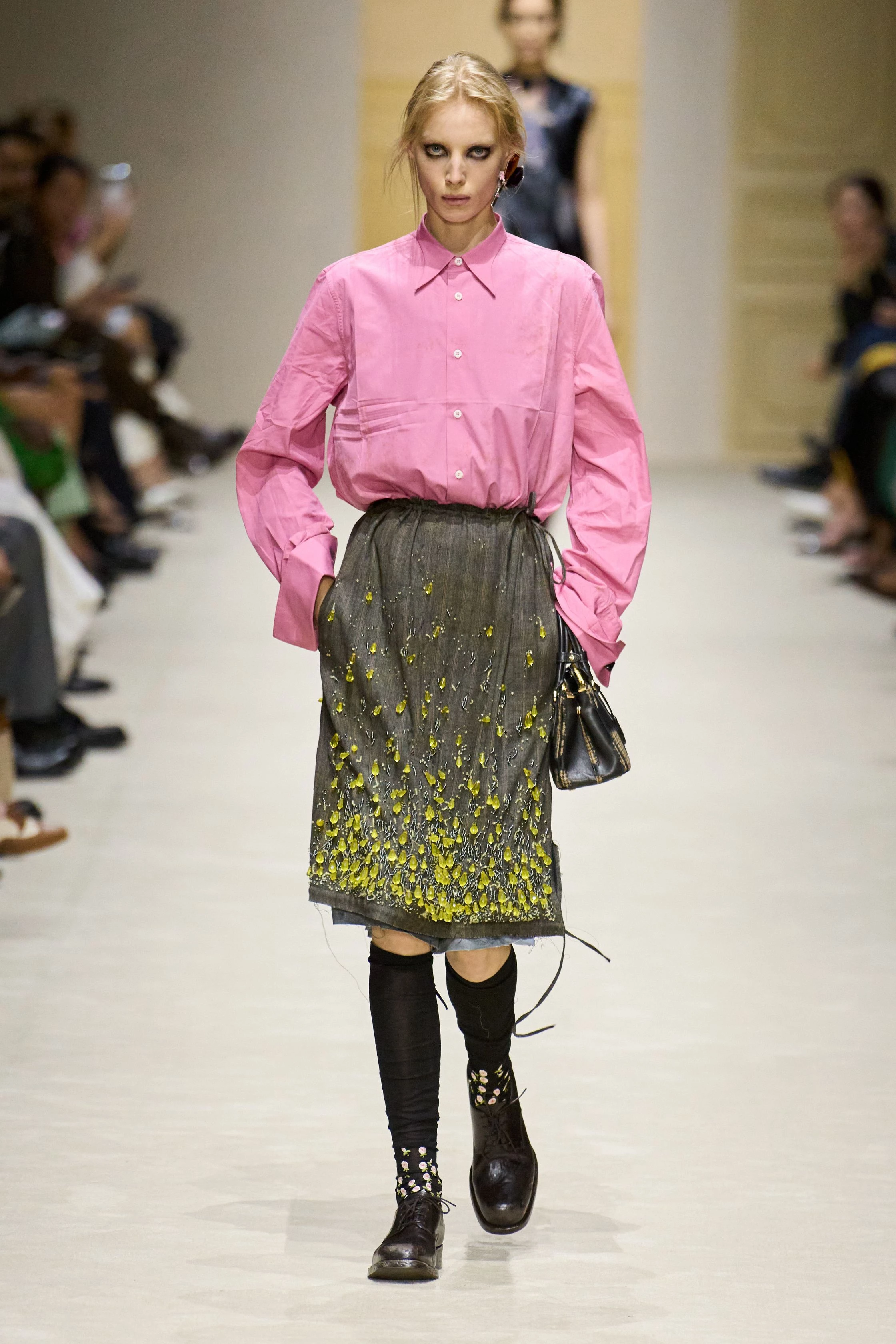 П'ятнадцять манекенниць, шістдесят луків та нашарування: свіжа збірка Prada осінь-зима 2026/2027
16