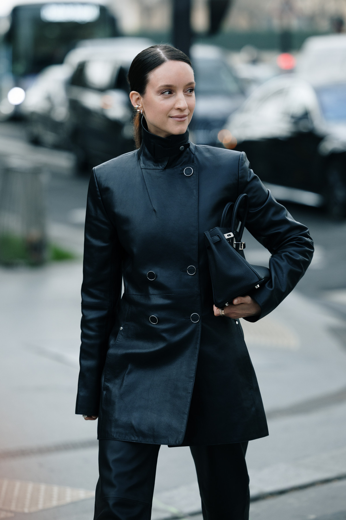 Від шкіряних курток до укорочених плащів: парижанки хизуються найелегантнішим верхнім одягом на весну 2026-го
13