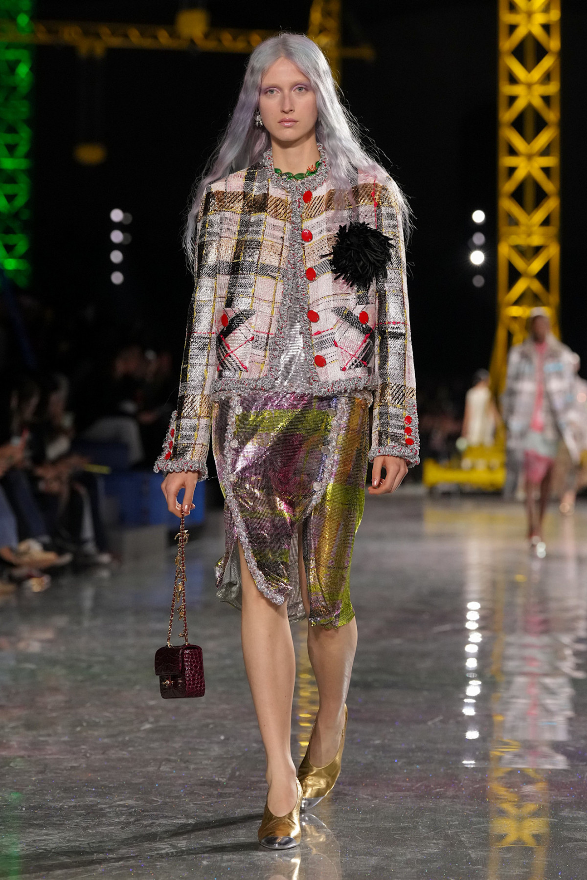 Блазі шокував публіку супернизькою посадкою штанів на показі Chanel, опустивши пояс нижче стегон.
29