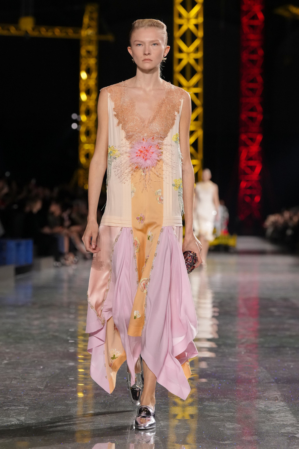 Блазі шокував публіку супернизькою посадкою штанів на показі Chanel, опустивши пояс нижче стегон.
11