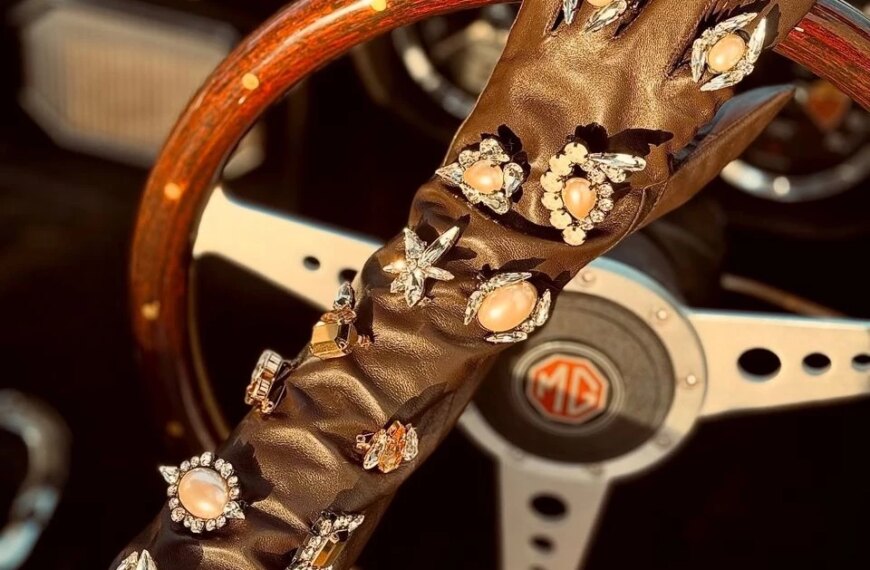 Чотири свіжі ідеї, як стилізувати ретро-аксесуар вже сьогодні.