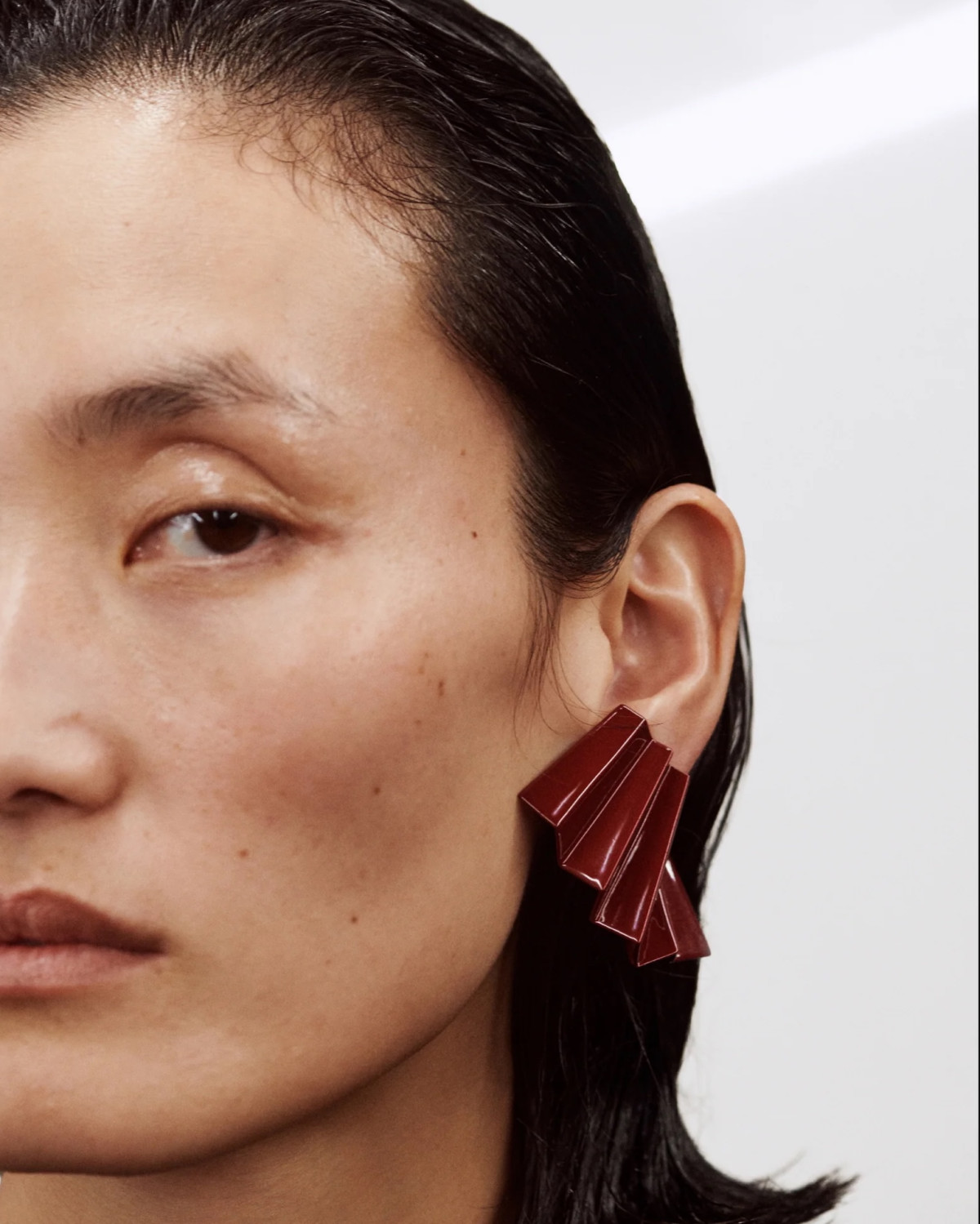 Фібі Файло: тріумфальне повернення мінімалізму в новій лінійці E
20