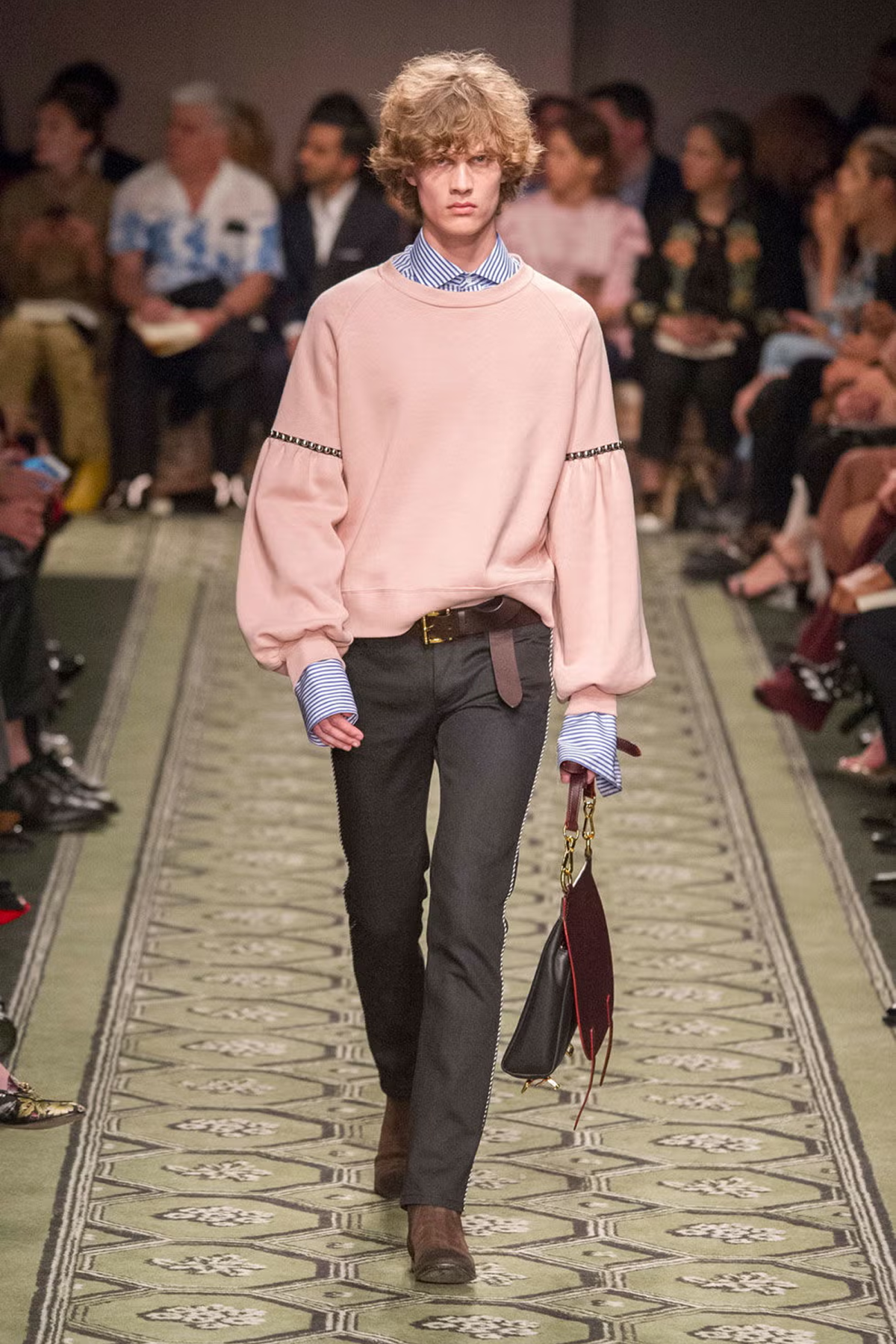 Вплив роману Вірджинії Вулф "Орландо" на світових дизайнерів.
3