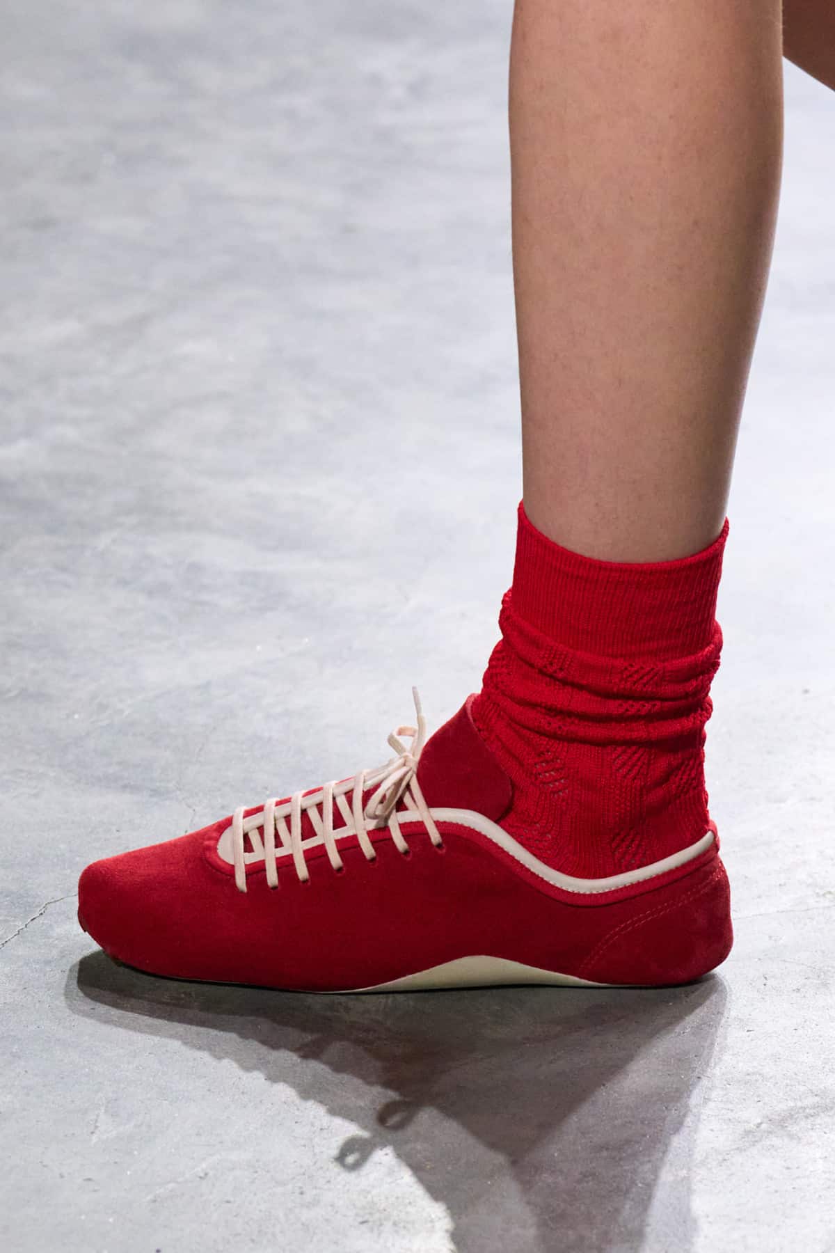 Ключові тенденції взуття: кросівки та черевики на шнурках.
15