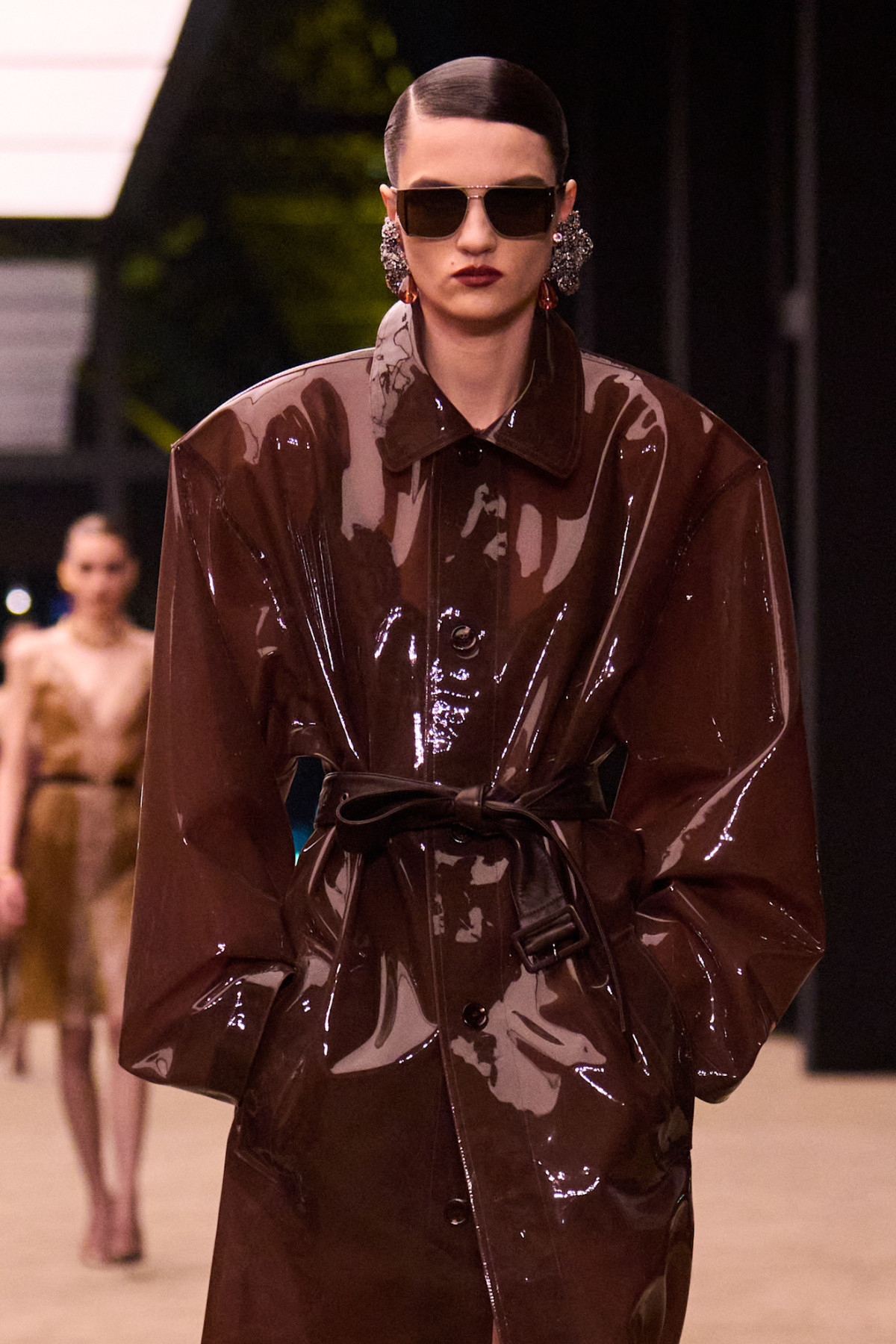 Зіркові гості Saint Laurent: Пфайффер, Мосс та інші переглядають подіумні тренди.
19