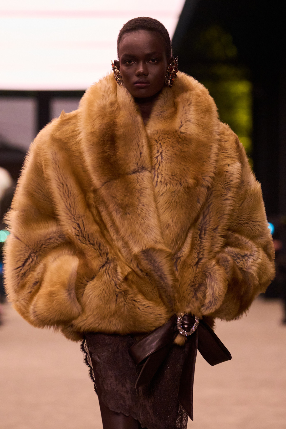 Зіркові гості Saint Laurent: Пфайффер, Мосс та інші переглядають подіумні тренди.
16