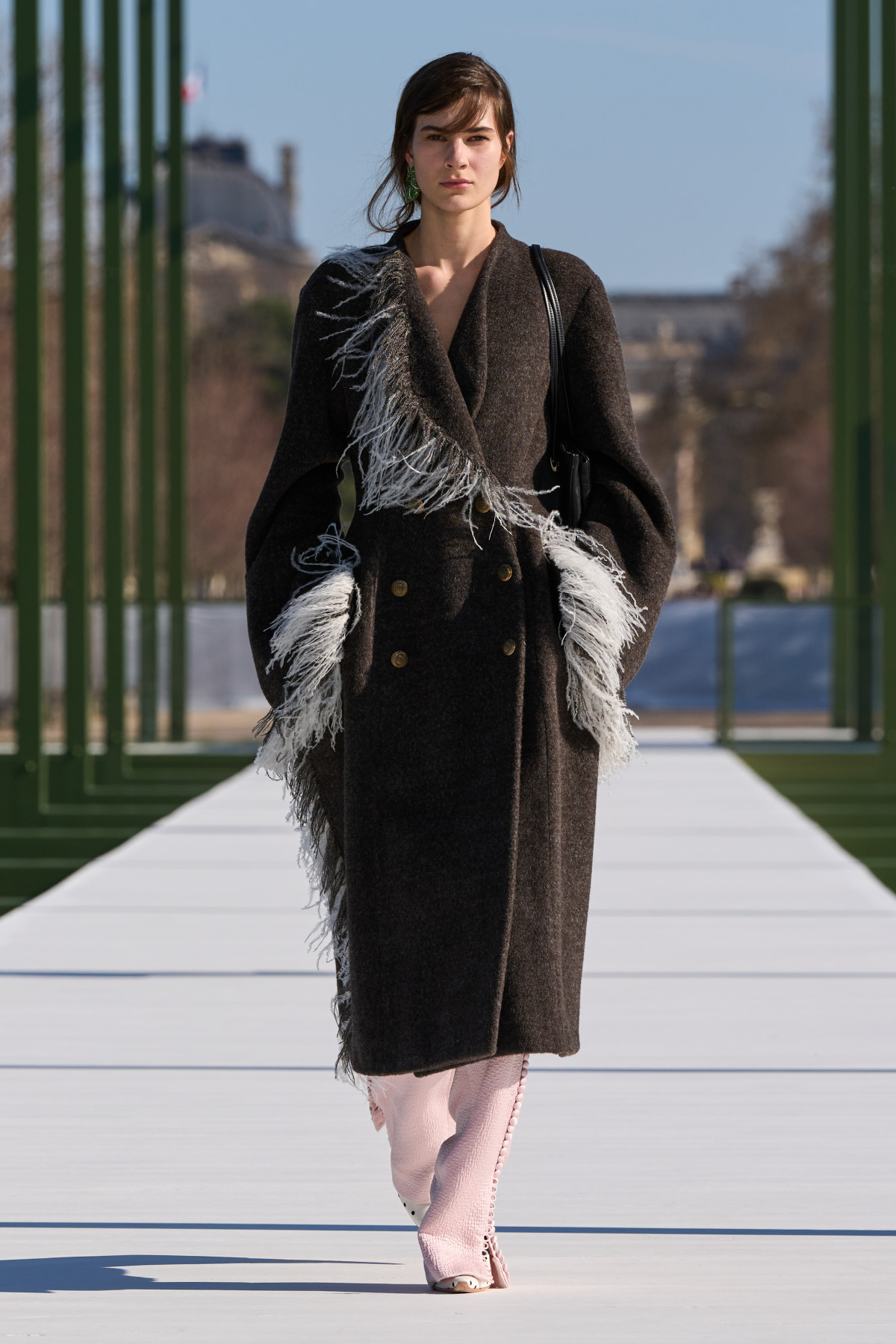 Андерсон переосмислює вуличний стиль в колекції Dior осінь-зима 2026-2027
14