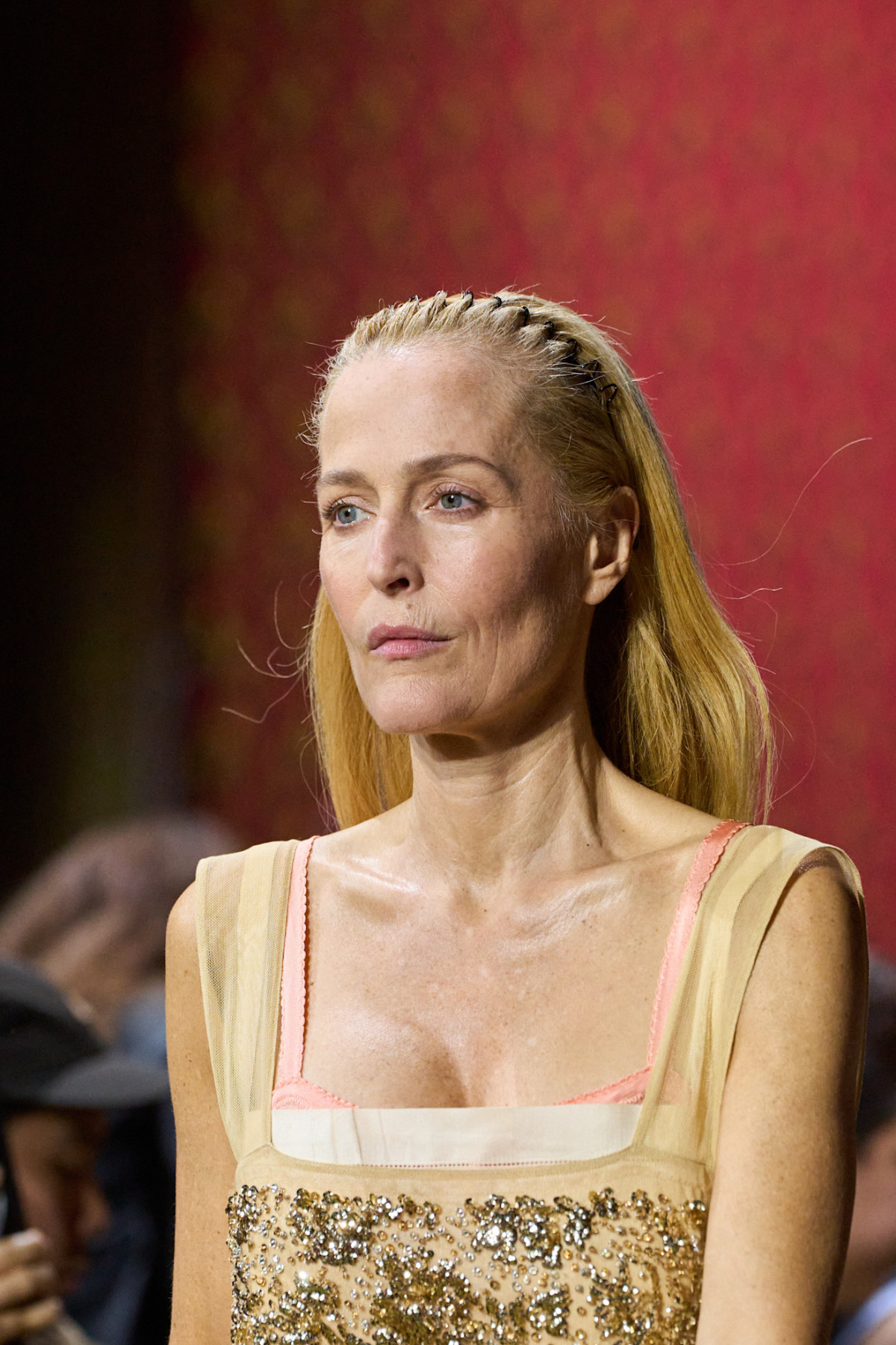 Джуліанна Мур здивувала всіх, дефілюючи на показі Miu Miu.
1