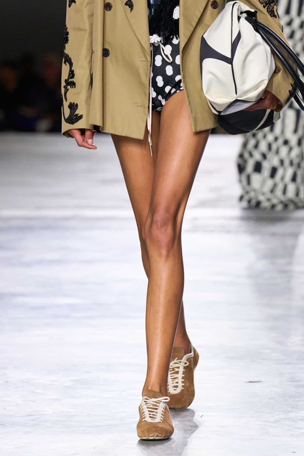 Ключові тенденції взуття: кросівки та черевики на шнурках.
14