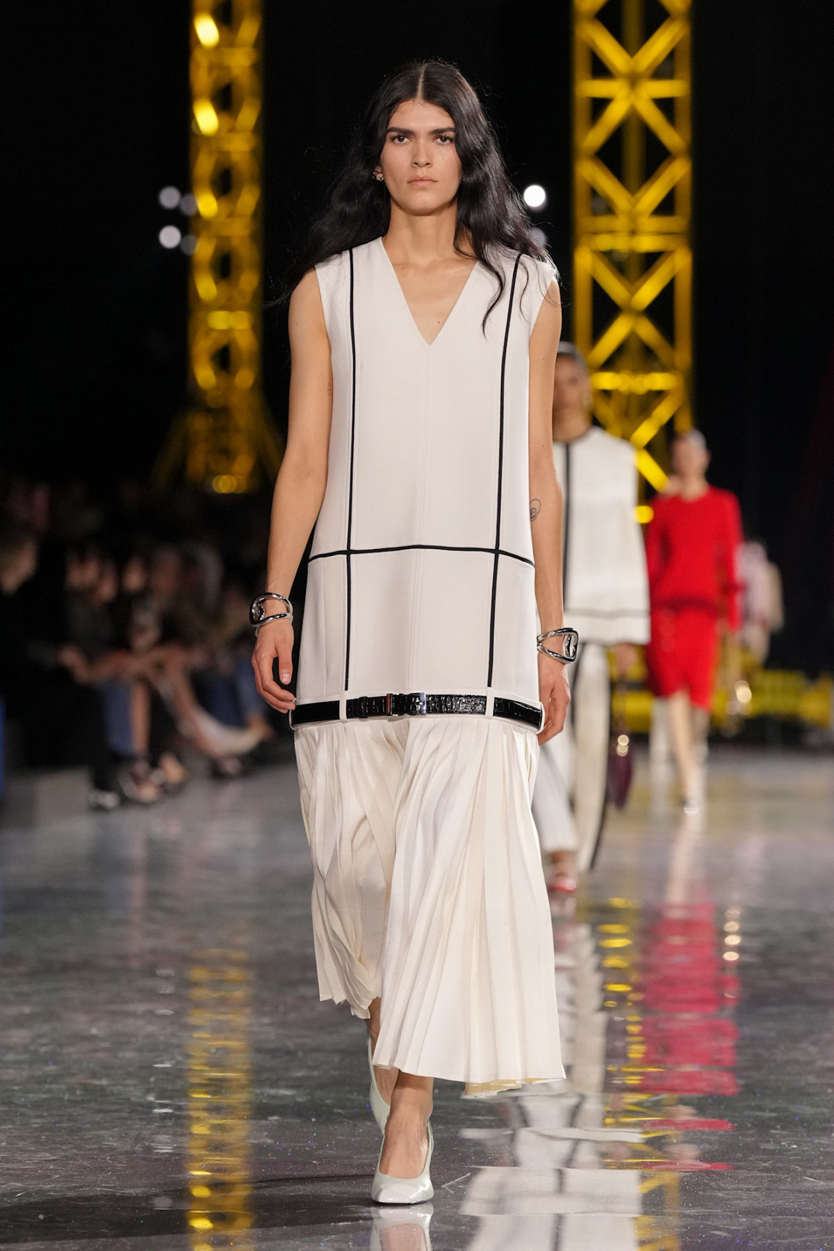 Блазі шокував публіку супернизькою посадкою штанів на показі Chanel, опустивши пояс нижче стегон.
12