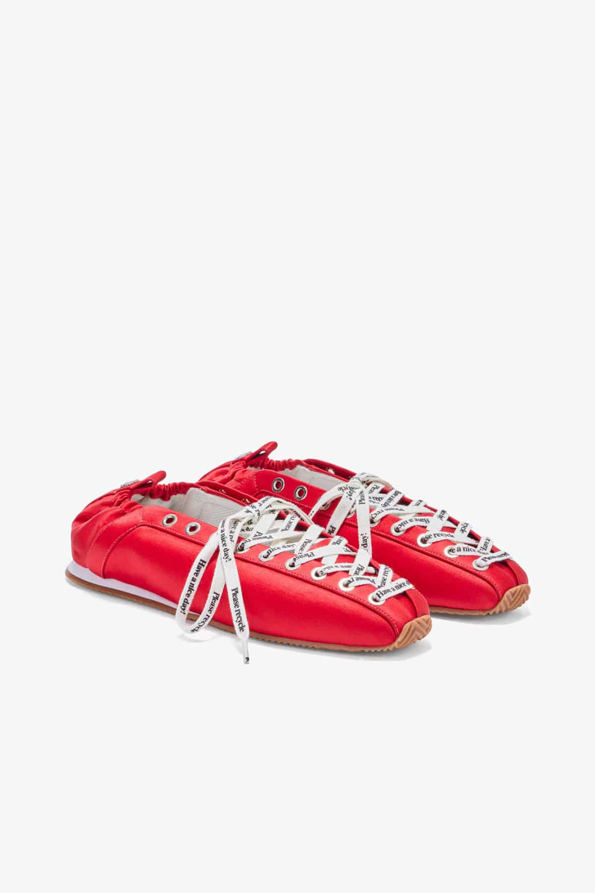 Ключові тенденції взуття: кросівки та черевики на шнурках.
9