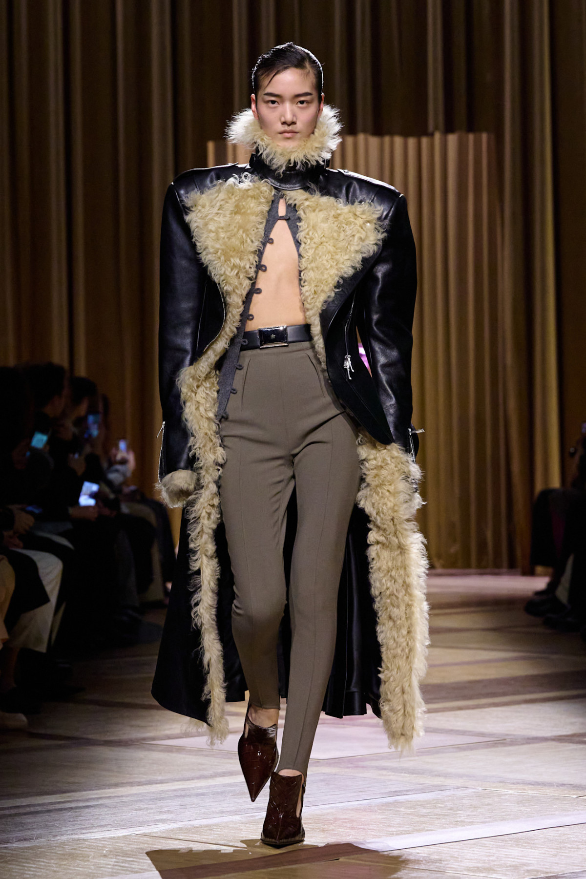 Легінси з вирізами: дискусійний ретро-тренд відродився на показах
4