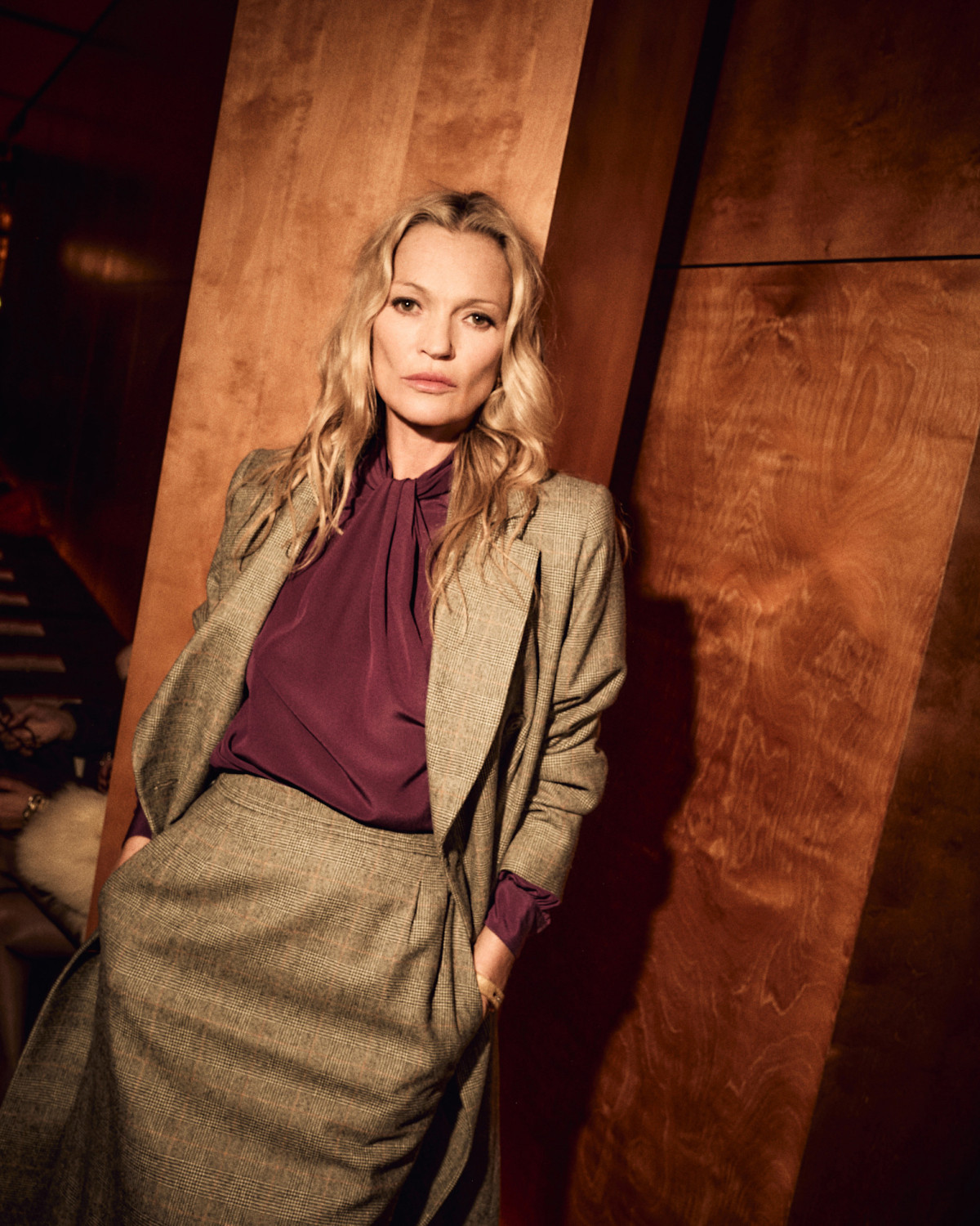 Зіркові гості Saint Laurent: Пфайффер, Мосс та інші переглядають подіумні тренди.
3