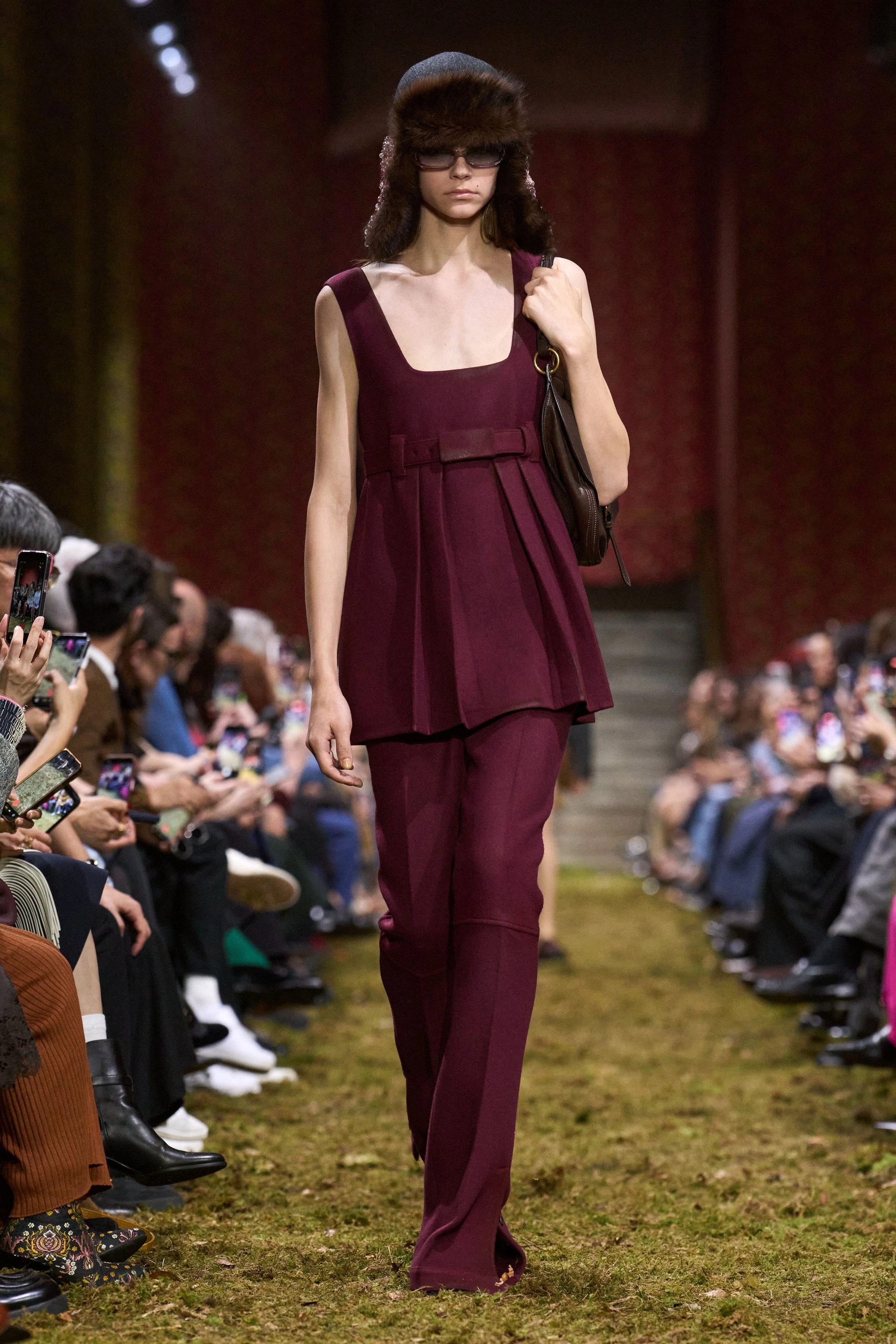 Свіжа лінія Miu Miu осінь-зима 2026/2027: мінімалістична концепція від Miuccia Prada
1