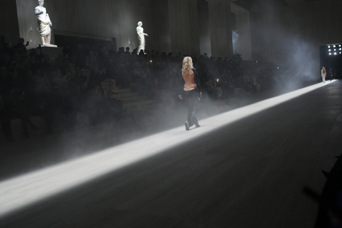 Кейт Мосс збентежила публіку Gucci у блискучій сукні та стрінгах Y-форми.
2