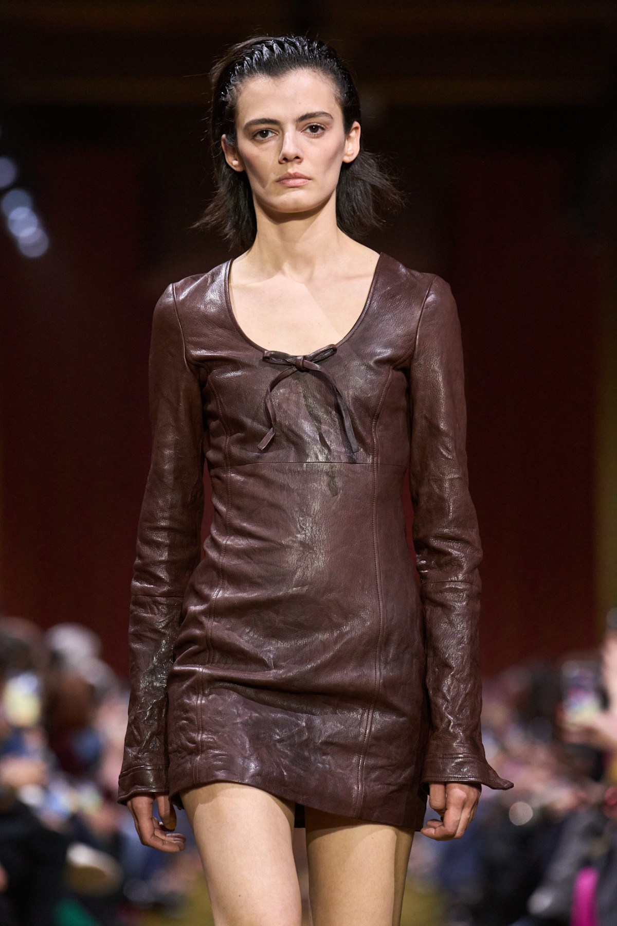 Джуліанна Мур здивувала всіх, дефілюючи на показі Miu Miu.
5