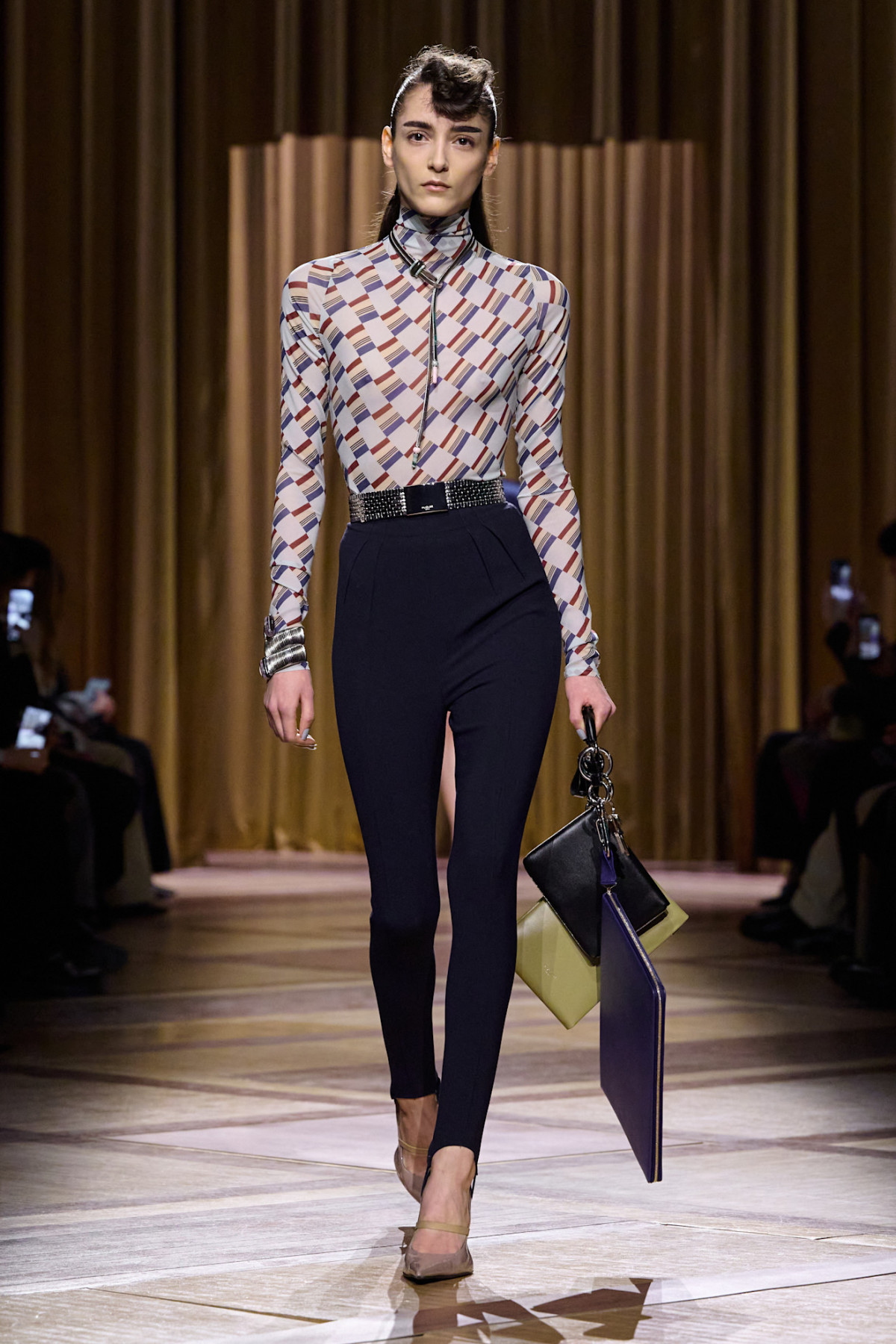 Легінси з вирізами: дискусійний ретро-тренд відродився на показах
3