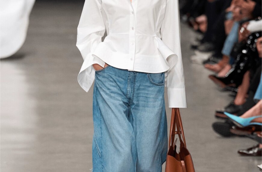 Денім з вишуканим білим верхом: топовий міський стиль весни-літа.
