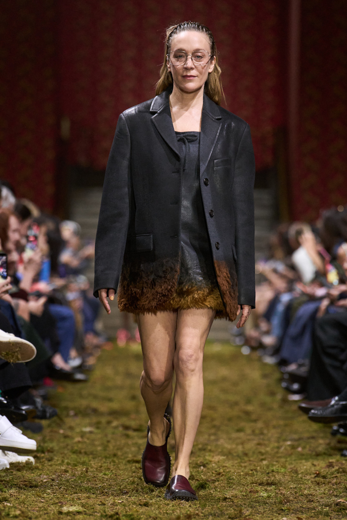 Джуліанна Мур здивувала всіх, дефілюючи на показі Miu Miu.
9