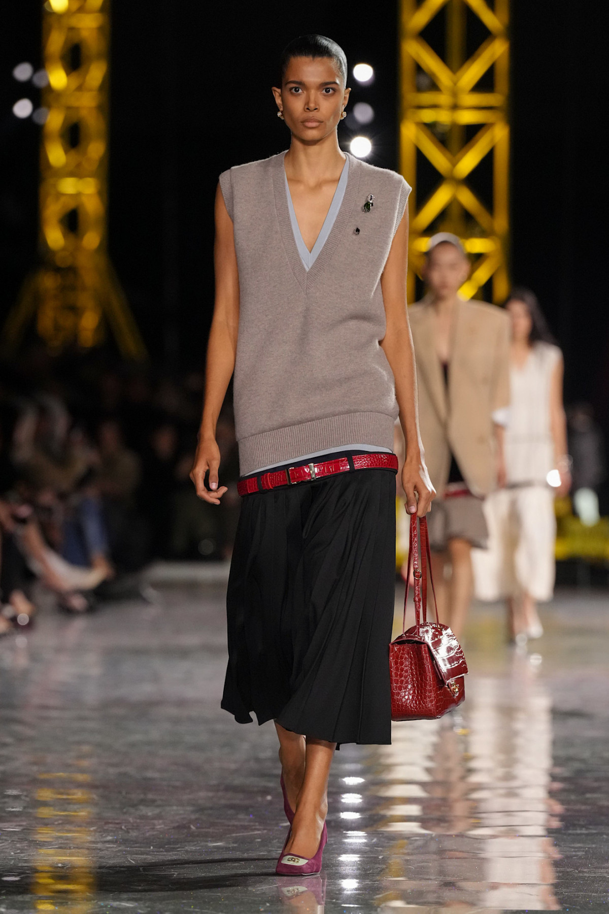 Блазі шокував публіку супернизькою посадкою штанів на показі Chanel, опустивши пояс нижче стегон.
7