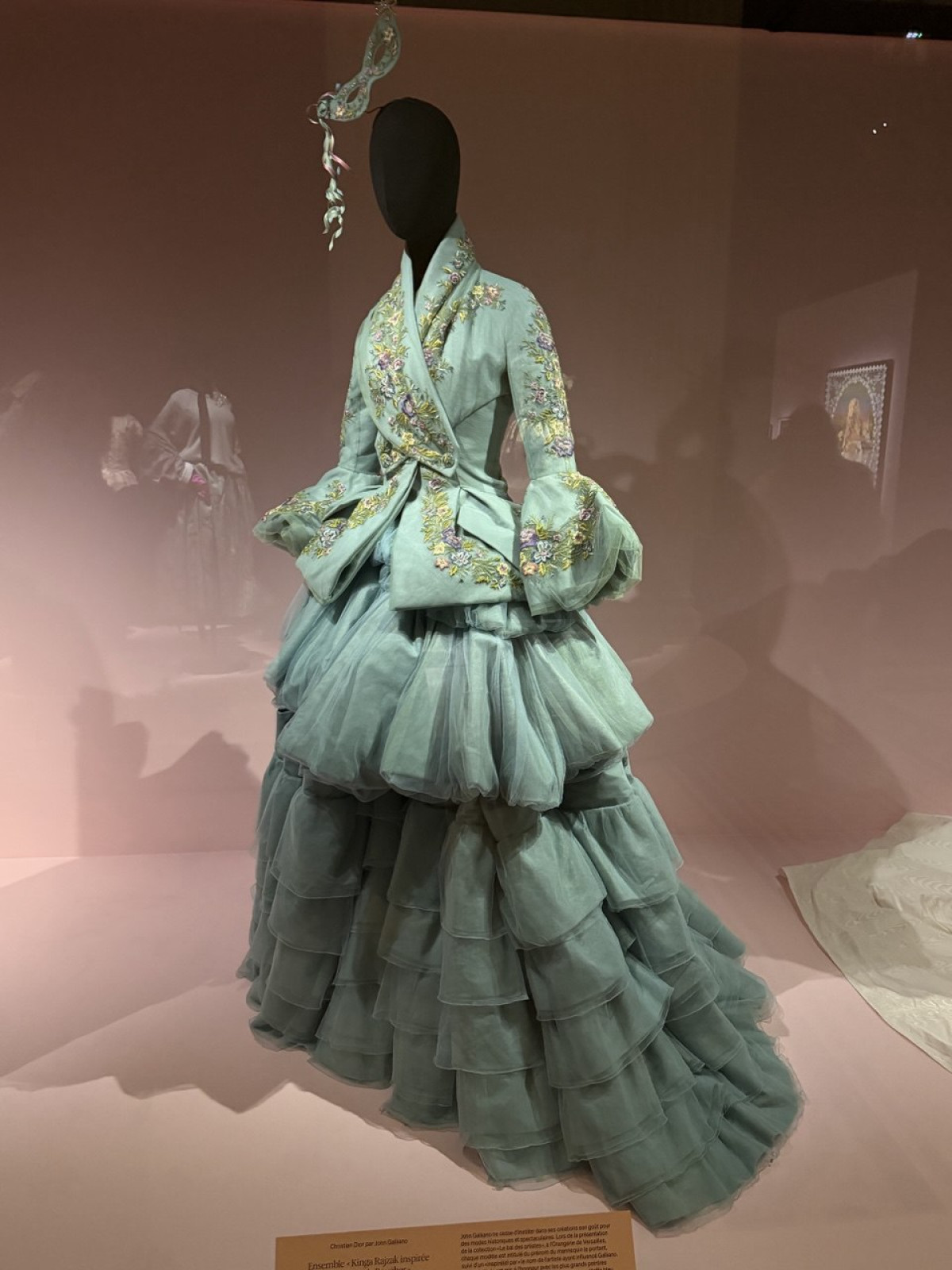 Вісімнадцяте століття: модні відголоски в сучасних тенденціях
13