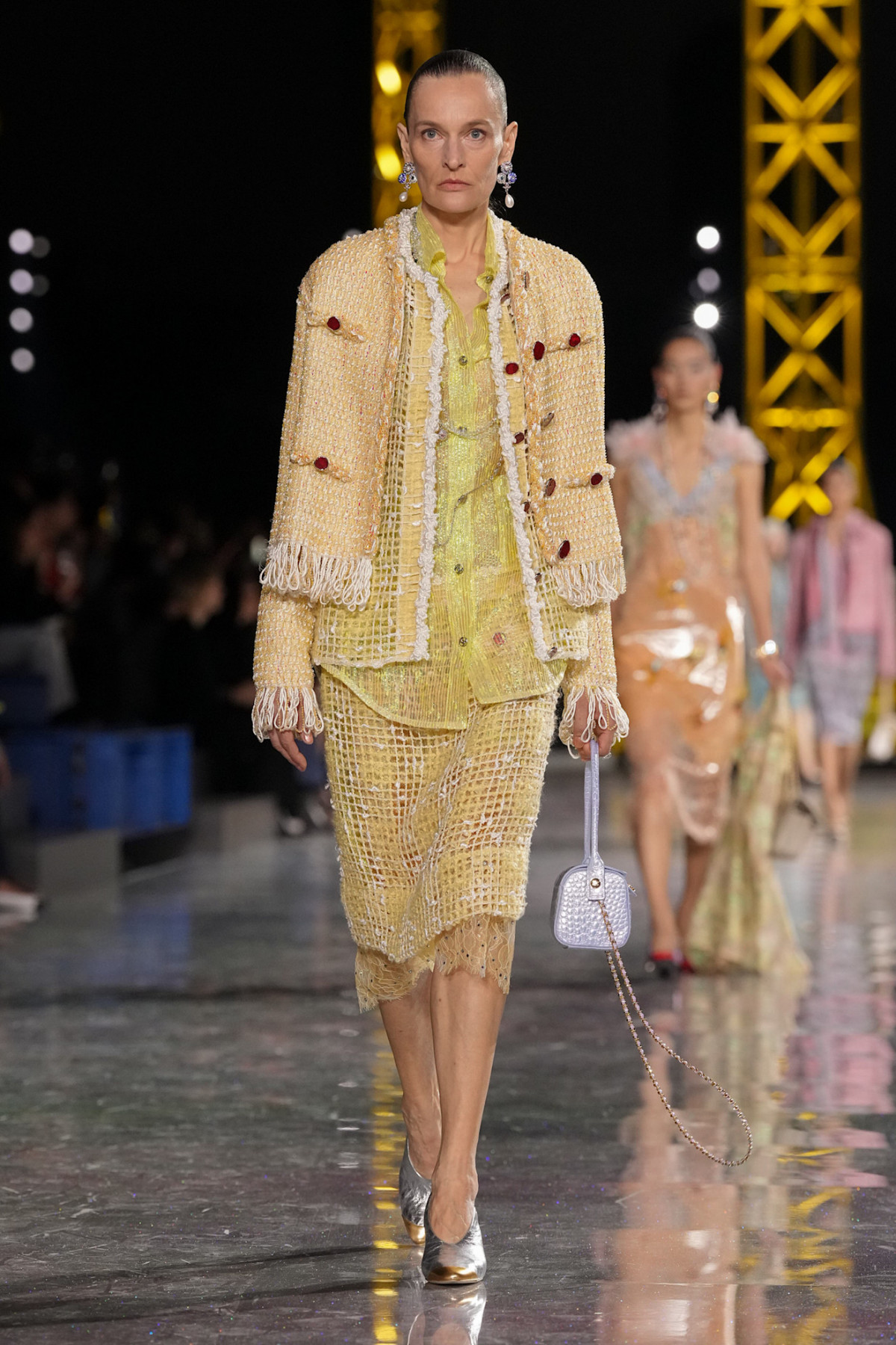 Блазі шокував публіку супернизькою посадкою штанів на показі Chanel, опустивши пояс нижче стегон.
22