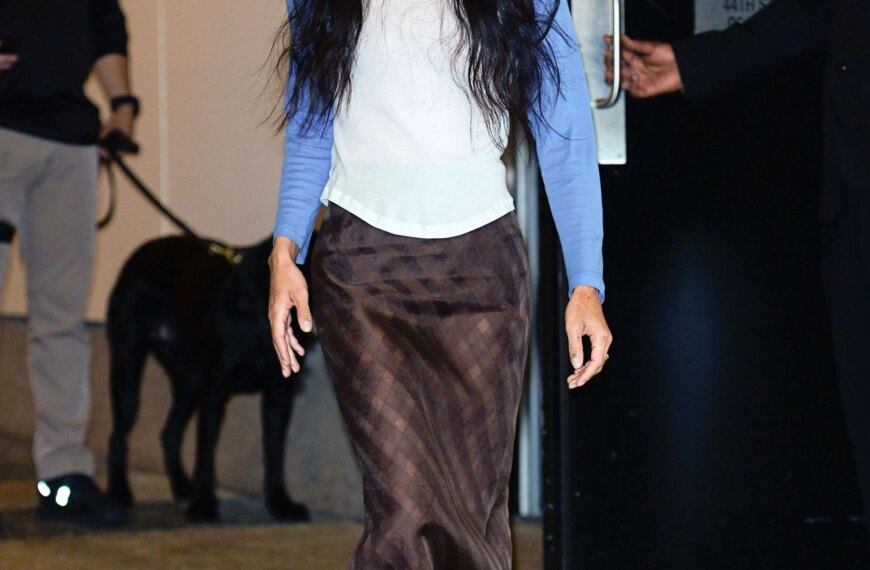 Цієї весни впливові модниці віддають перевагу спідниці-комбінації з 1990-х.