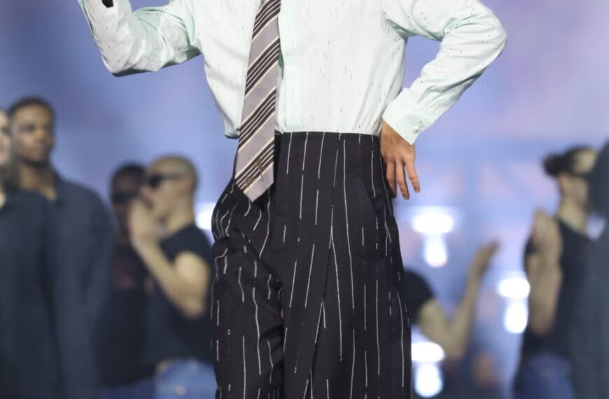 Гаррі Стайлз відкрив церемонію BRIT Awards своїм дебютним концертним виступом “Aperture” та костюмом Chanel з високою талією