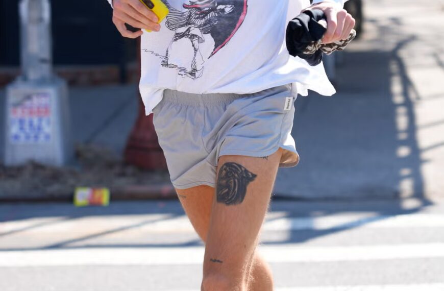 Гаррі Стайлз знову одягає вінтажну графіку для образу 90-х для походів по справах у Нью-Йорку