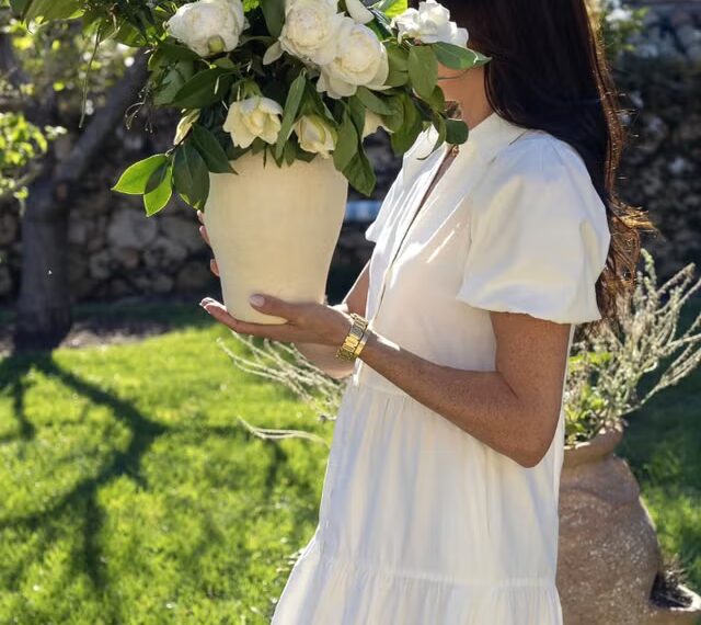 Герцогиня Меган щойно вийшла у світ у ідеальній білій весняній сукні міді