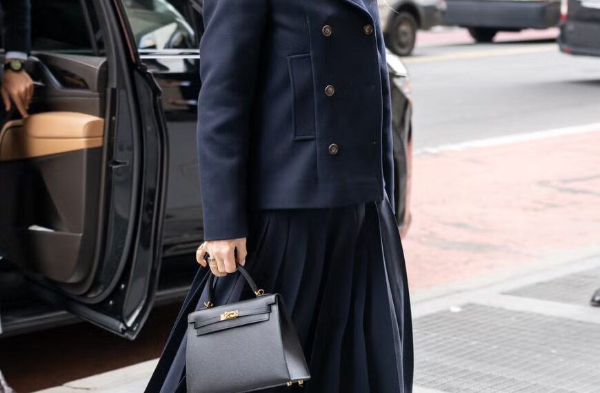 Гвінет Пелтроу та її чоловік Бред Фалчук поєднують образи в блискучому темно-синьому кольорі під час рідкісної спільної появи