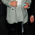 Коннор Сторрі святкує свій дебют у SNL у фірмових високих чоботях Saint Laurent