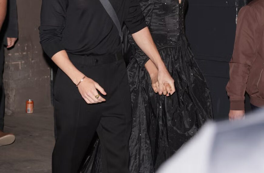 Том Голланд ніжно дивиться на Зендаю з балкона, коли вона ходить червоною доріжкою в Парижі