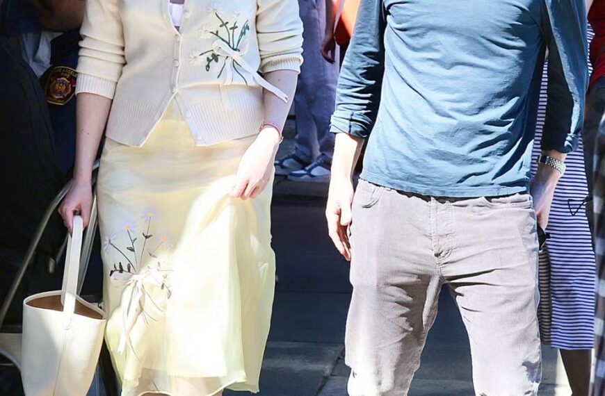 Вишитий ромашками набір Ель Фаннінг кольору вершково-жовтого надано цим нью-йоркським брендом