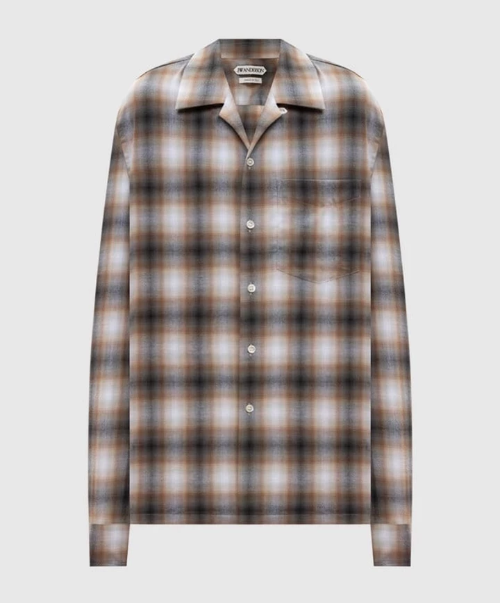 Сорочка в клітинку: незмінний фаворит міжсезоння.
9